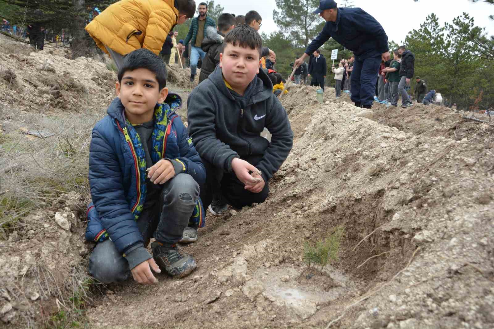 Çorum’da yüzlerce fidan toprakla buluştu
