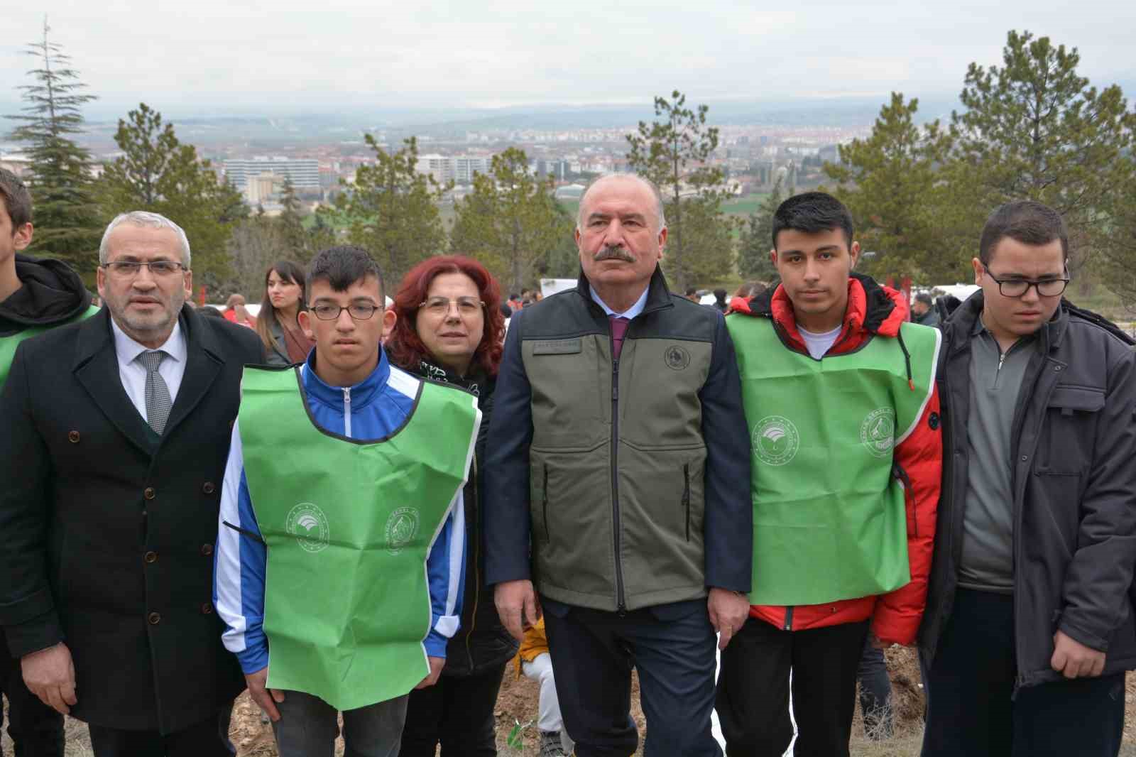 Çorum’da yüzlerce fidan toprakla buluştu
