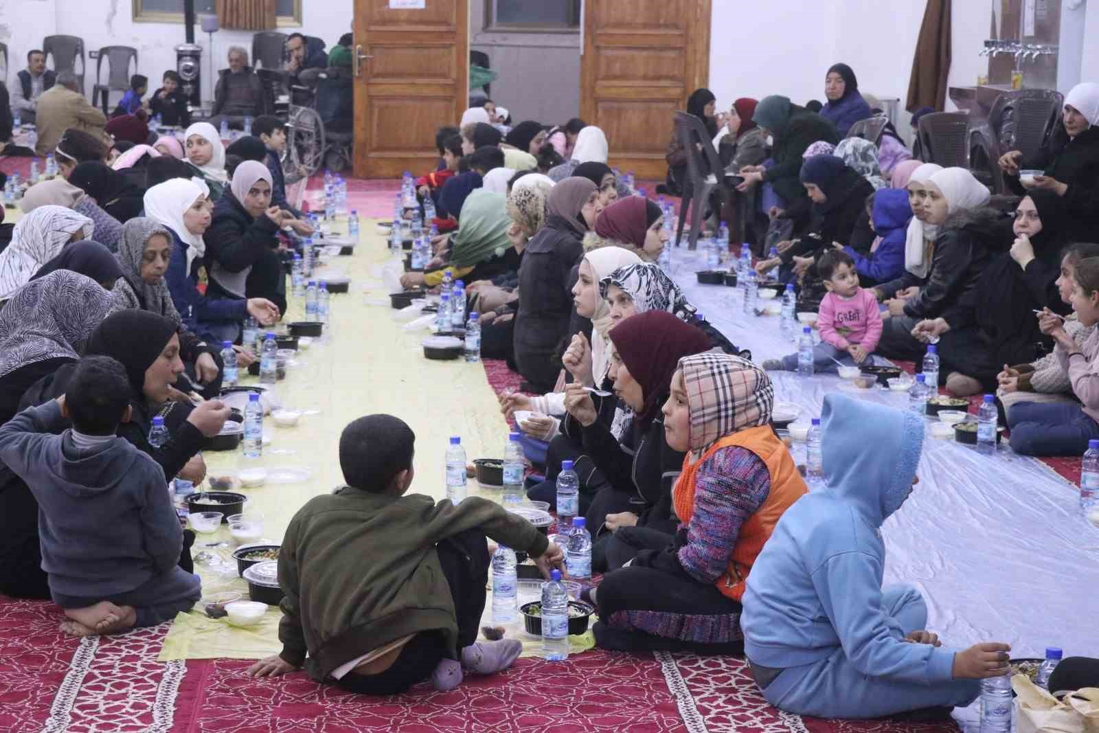 Çorum’dan Suriye’ye gönül köprüsü: Savaşta zarar gören camide günde yüzlerce kişi iftar sofrasında buluşuyor
Çorum’dan Suriye’ye gönül köprüsü: Savaşta zarar gören camide günde yüzlerce kişi iftar sofrasında buluşuyor