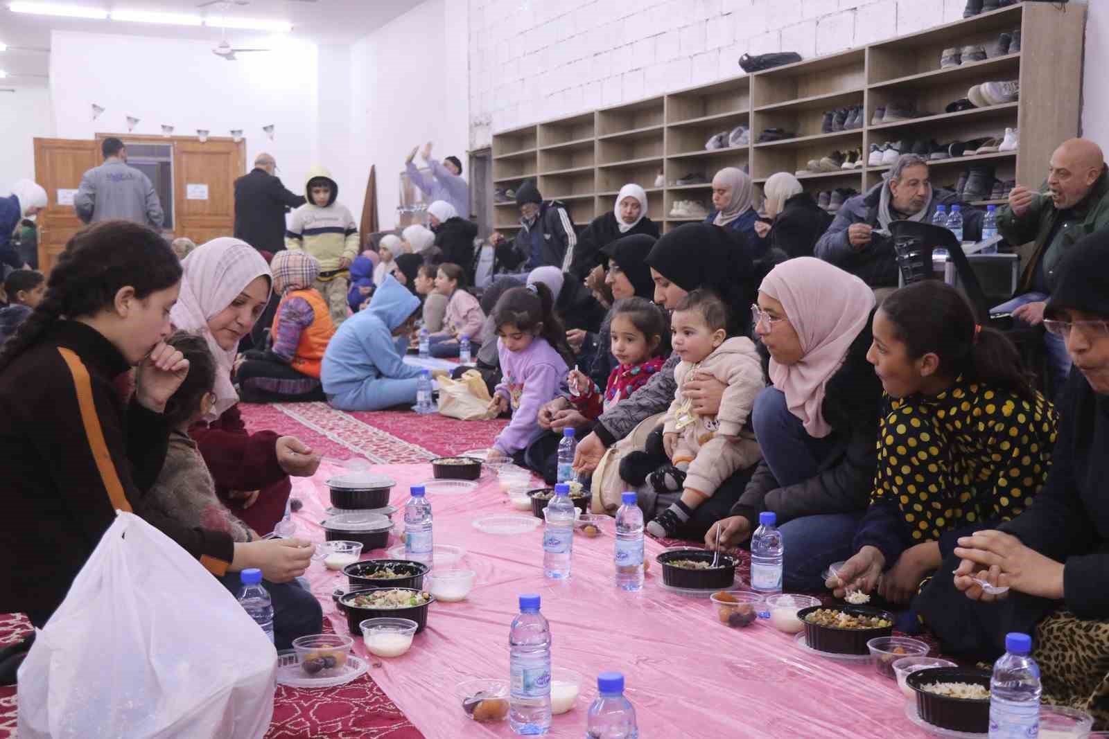 Çorum’dan Suriye’ye gönül köprüsü: Savaşta zarar gören camide günde yüzlerce kişi iftar sofrasında buluşuyor
Çorum’dan Suriye’ye gönül köprüsü: Savaşta zarar gören camide günde yüzlerce kişi iftar sofrasında buluşuyor