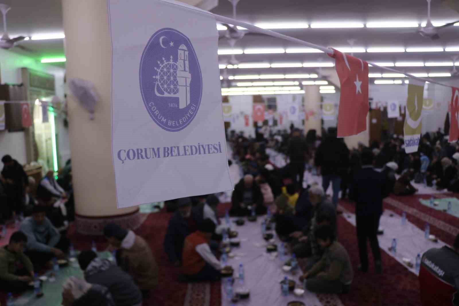 Çorum’dan Suriye’ye gönül köprüsü: Savaşta zarar gören camide günde yüzlerce kişi iftar sofrasında buluşuyor
Çorum’dan Suriye’ye gönül köprüsü: Savaşta zarar gören camide günde yüzlerce kişi iftar sofrasında buluşuyor