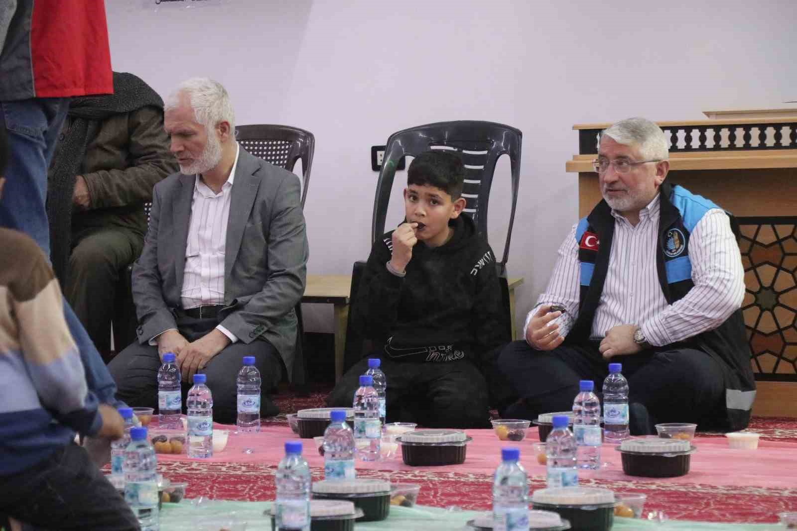 Çorum’dan Suriye’ye gönül köprüsü: Savaşta zarar gören camide günde yüzlerce kişi iftar sofrasında buluşuyor
Çorum’dan Suriye’ye gönül köprüsü: Savaşta zarar gören camide günde yüzlerce kişi iftar sofrasında buluşuyor