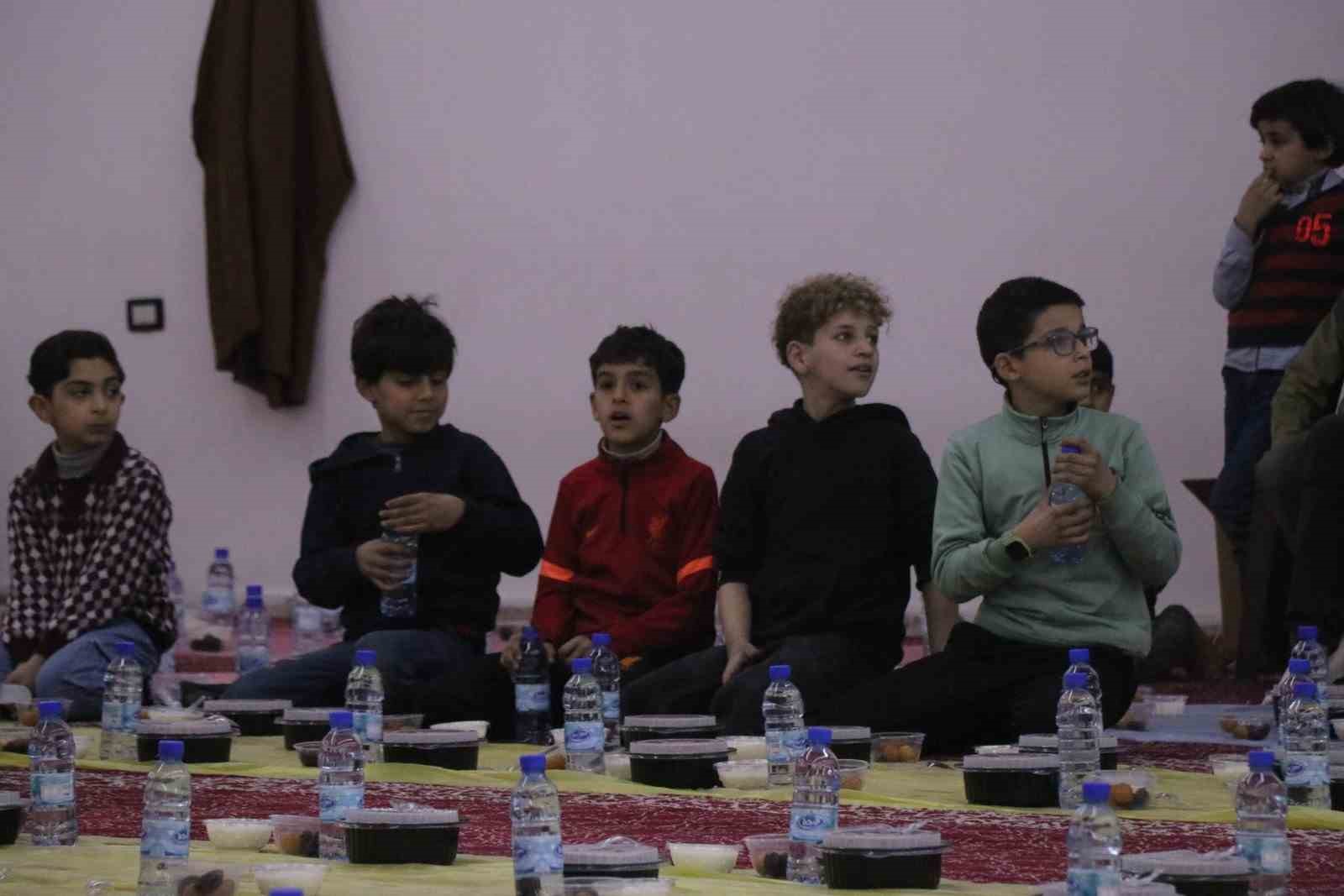 Çorum’dan Suriye’ye gönül köprüsü: Savaşta zarar gören camide günde yüzlerce kişi iftar sofrasında buluşuyor
Çorum’dan Suriye’ye gönül köprüsü: Savaşta zarar gören camide günde yüzlerce kişi iftar sofrasında buluşuyor