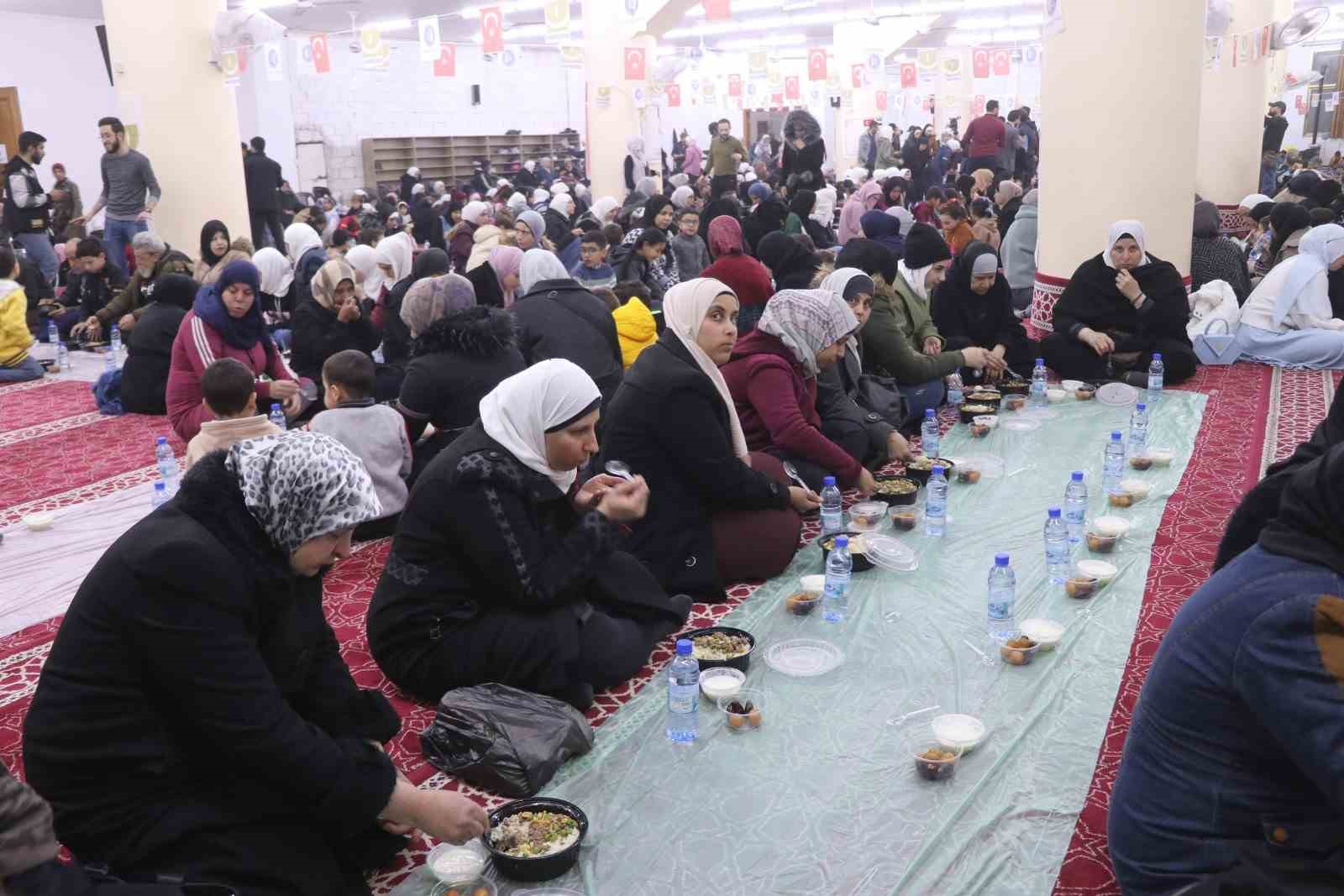 Çorum’dan Suriye’ye gönül köprüsü: Savaşta zarar gören camide günde yüzlerce kişi iftar sofrasında buluşuyor
Çorum’dan Suriye’ye gönül köprüsü: Savaşta zarar gören camide günde yüzlerce kişi iftar sofrasında buluşuyor