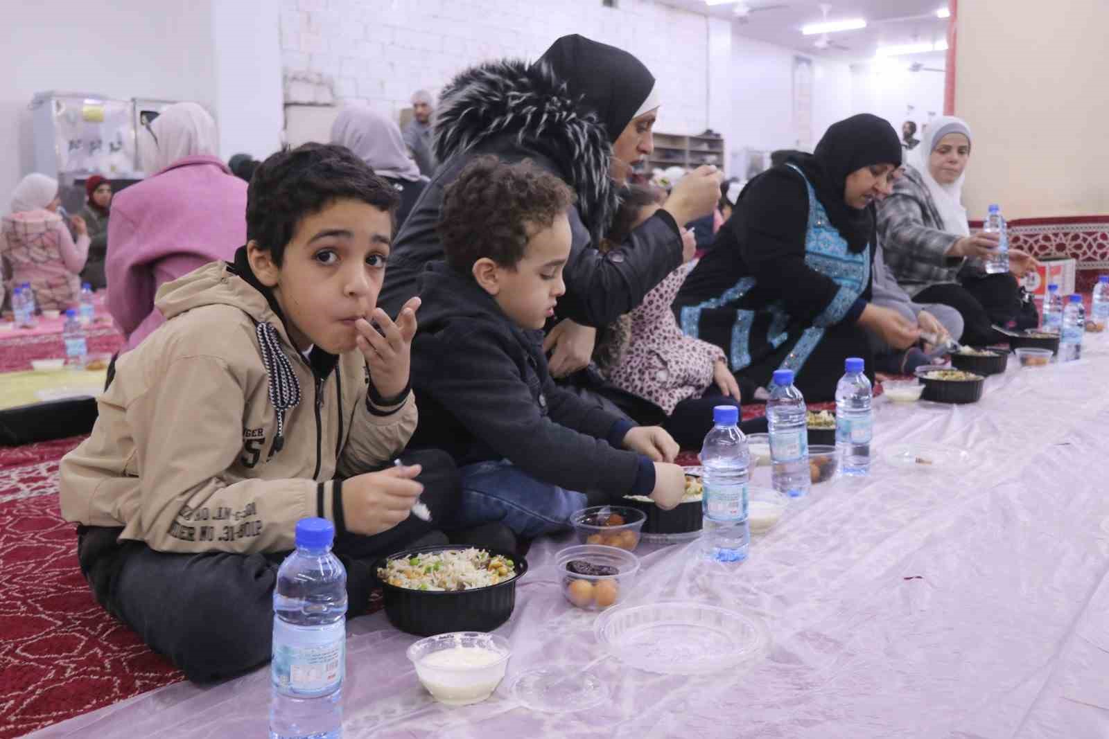 Çorum’dan Suriye’ye gönül köprüsü: Savaşta zarar gören camide günde yüzlerce kişi iftar sofrasında buluşuyor
Çorum’dan Suriye’ye gönül köprüsü: Savaşta zarar gören camide günde yüzlerce kişi iftar sofrasında buluşuyor