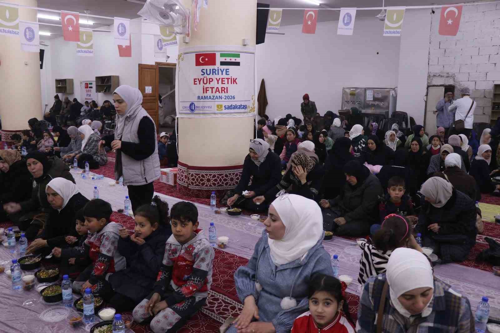 Çorum’dan Suriye’ye gönül köprüsü: Savaşta zarar gören camide günde yüzlerce kişi iftar sofrasında buluşuyor
Çorum’dan Suriye’ye gönül köprüsü: Savaşta zarar gören camide günde yüzlerce kişi iftar sofrasında buluşuyor