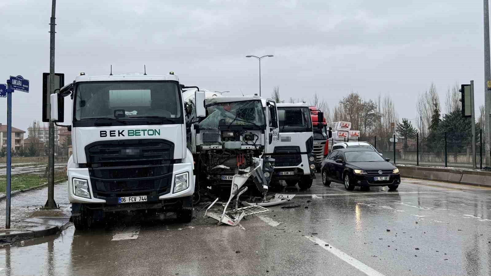 Çubuk’ta beton mikserleri çarpıştı: 1 yaralı
