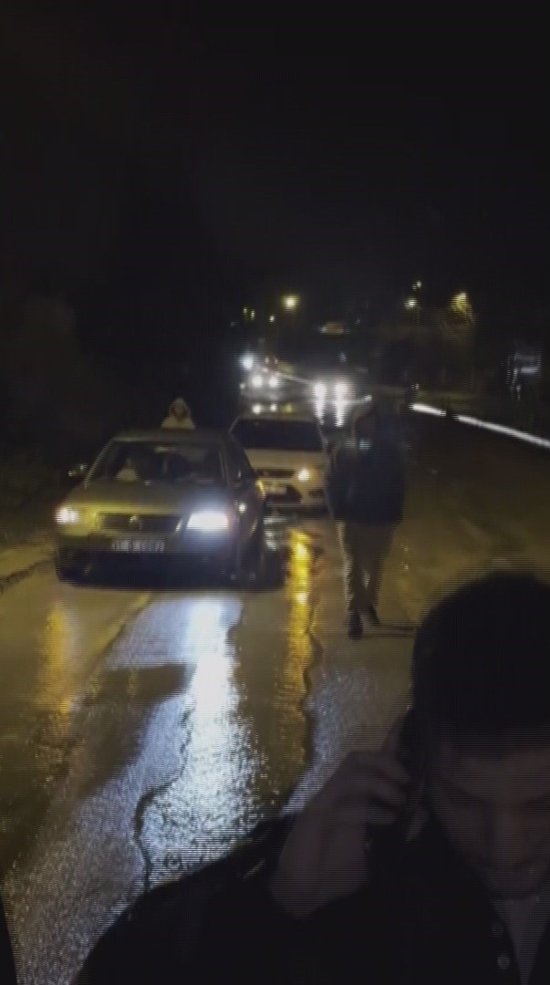 Çukura düşen araçları durdurmaya çalıştı, başarısız oldu
