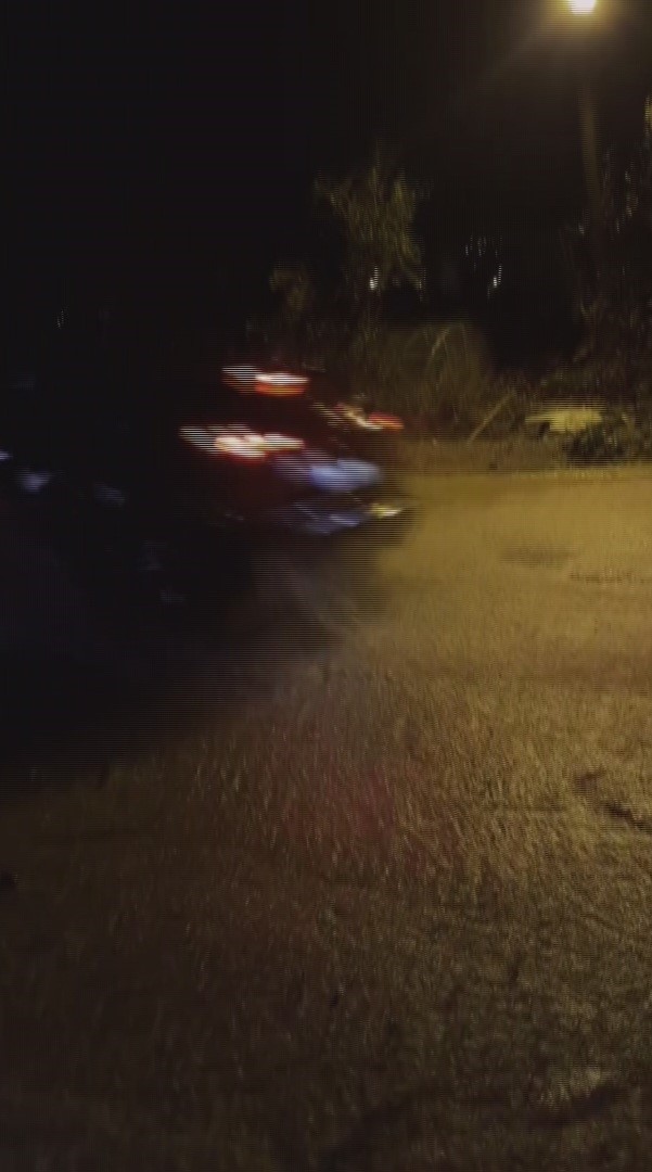 Çukura düşen araçları durdurmaya çalıştı, başarısız oldu
