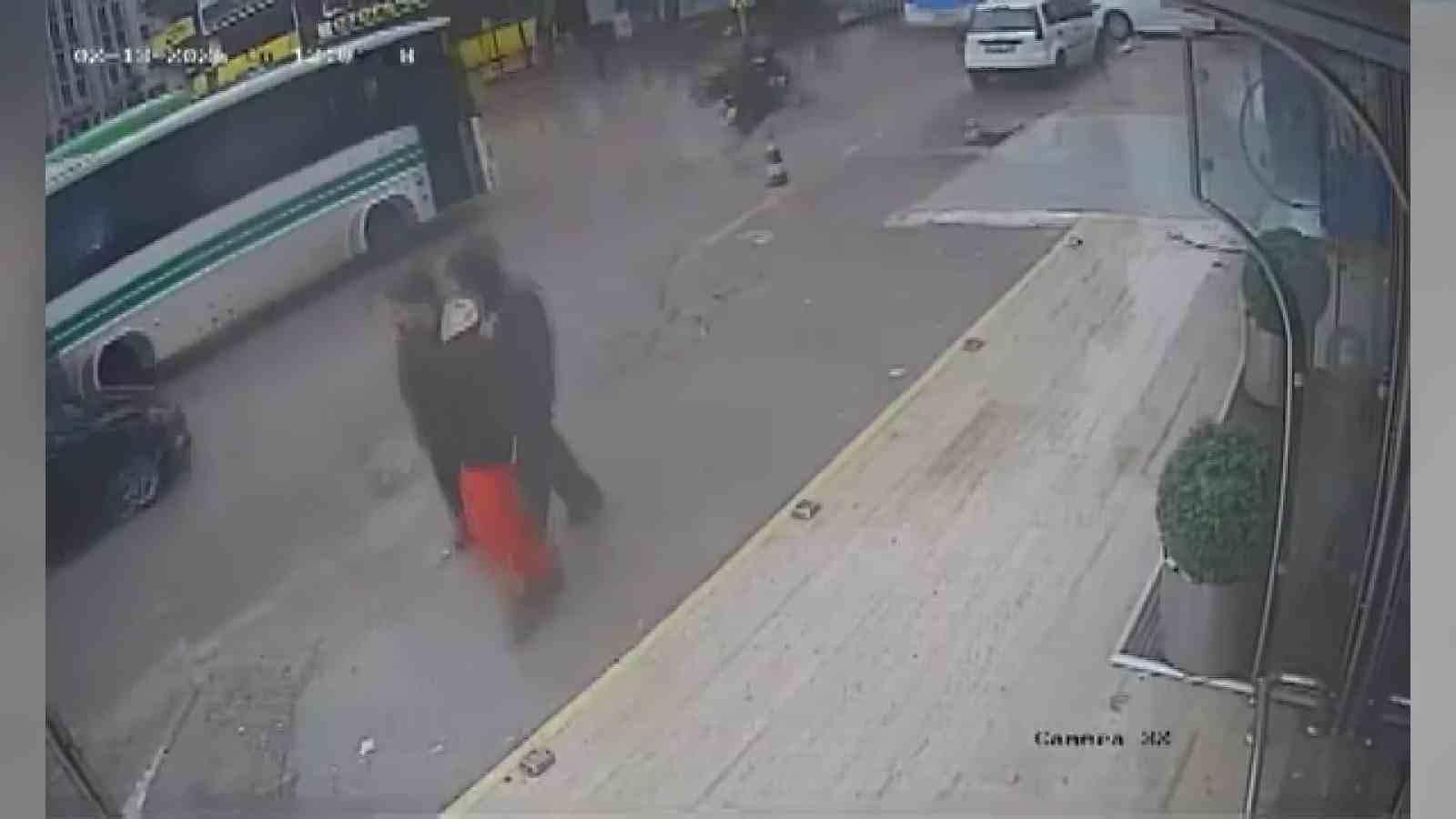 Çukura düşen motosikletli, otobüsün altında kalmaktan son anda kurtuldu
