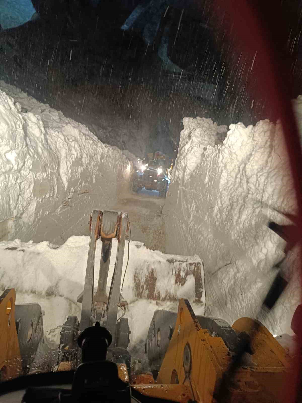 Çukurca yolunda nefes kesen çığ temizliği
