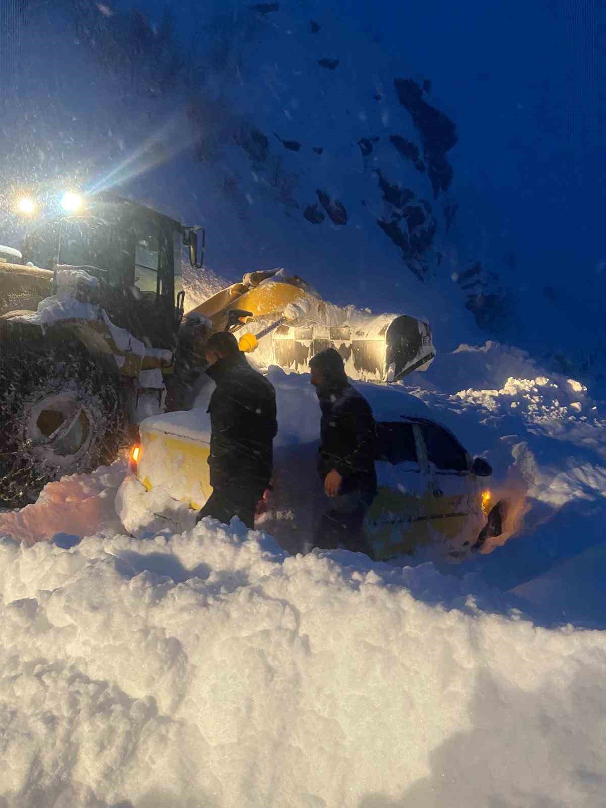 Çukurca yolunda nefes kesen çığ temizliği
