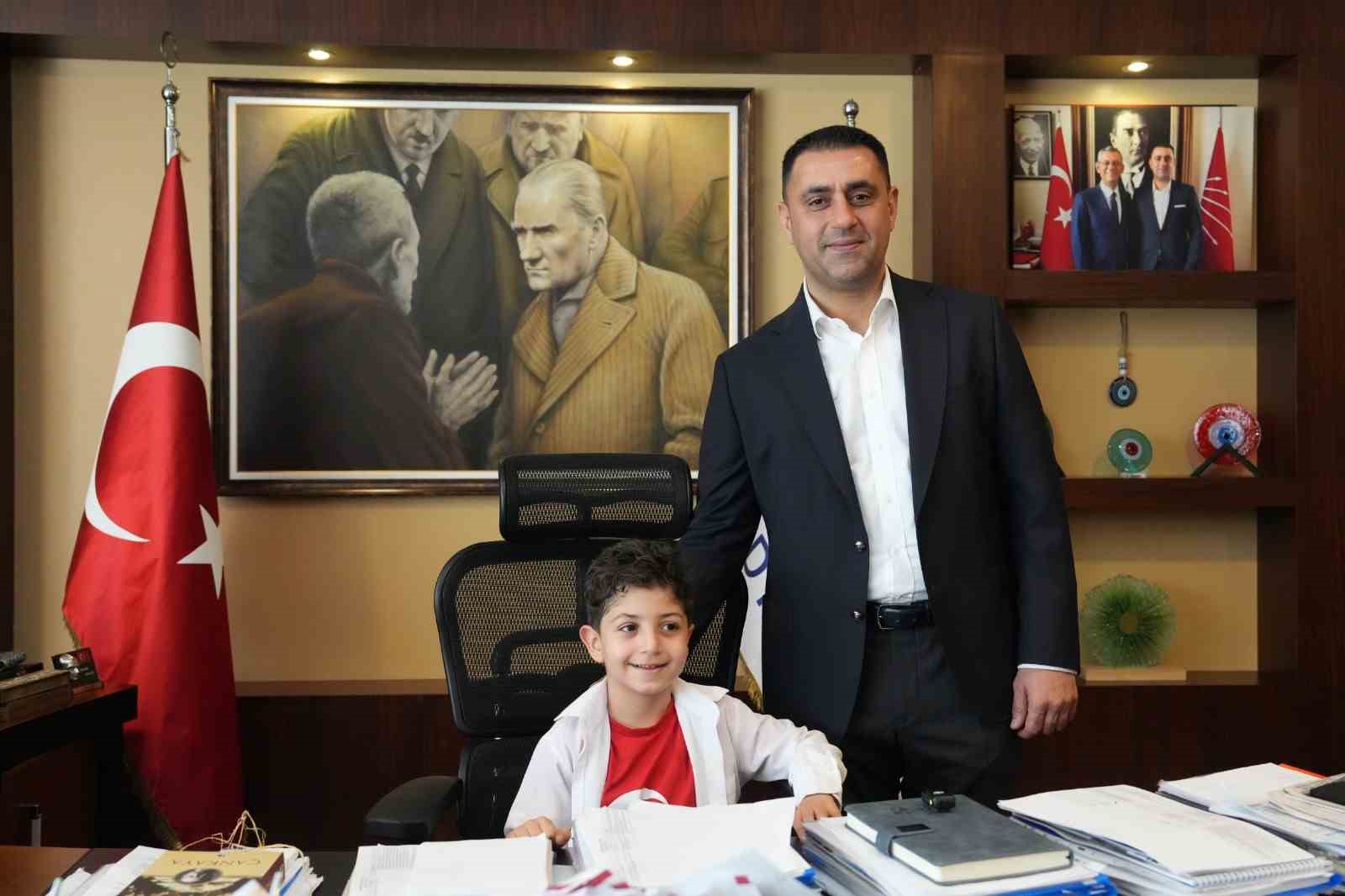 Çukurova Belediye Başkanı Kozay, makam koltuğunu çocuklara devretti
