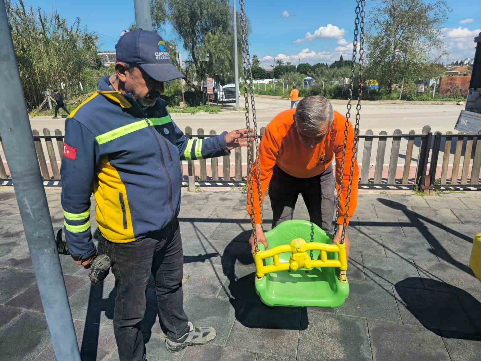 Çukurova Belediyesi’nden park ve yeşil alanlarda yoğun mesai
