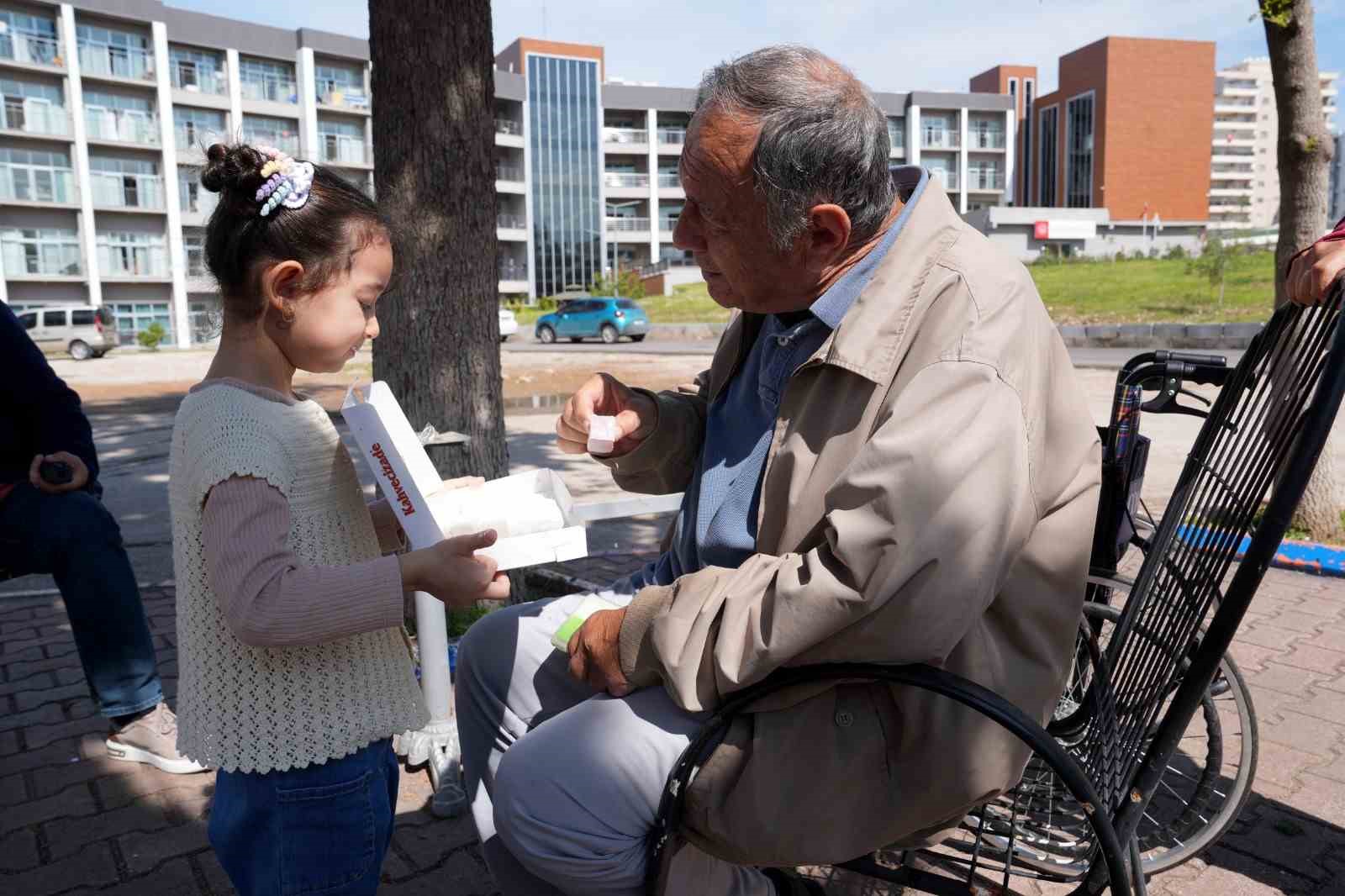 Çukurova’da miniklerden yaşlılara anlamlı ziyaret
