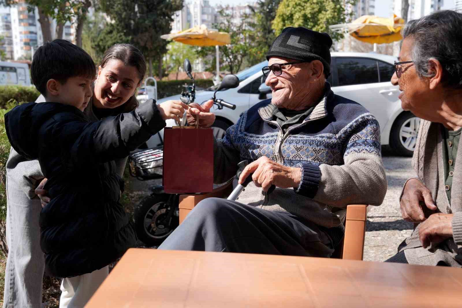 Çukurova’da miniklerden yaşlılara anlamlı ziyaret
