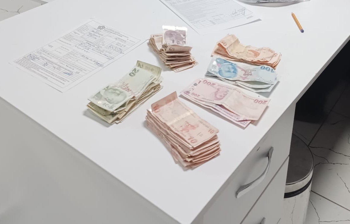 Cuma çıkışı dilencilere zabıta baskını: Üzerlerinden binlerce lira çıktı
