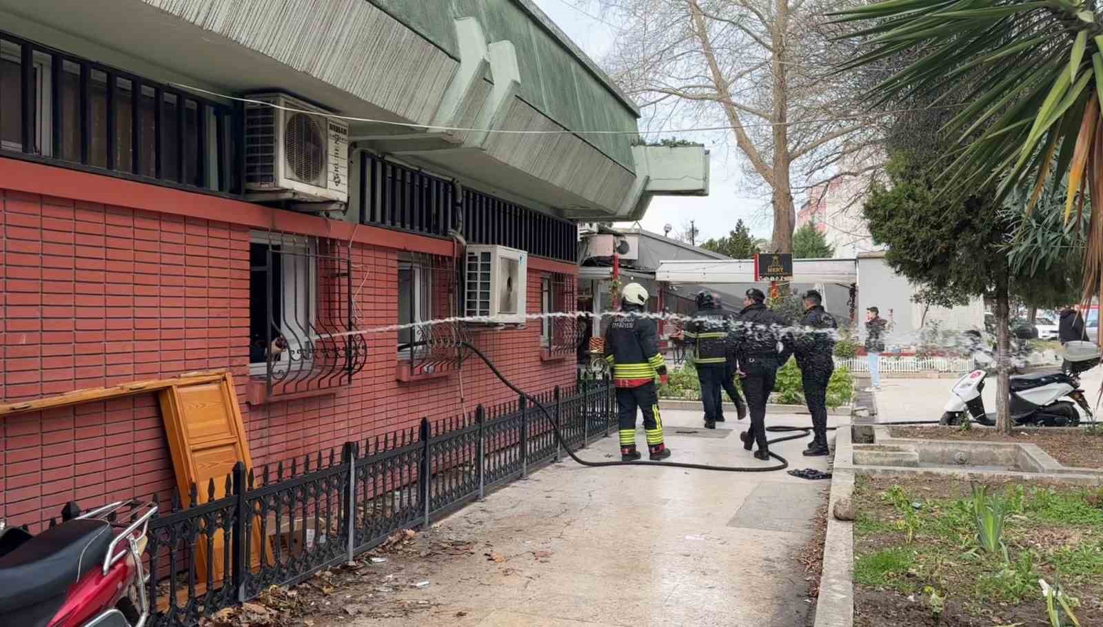 Cuma namazı öncesinde cami çarşısında yangın paniği
