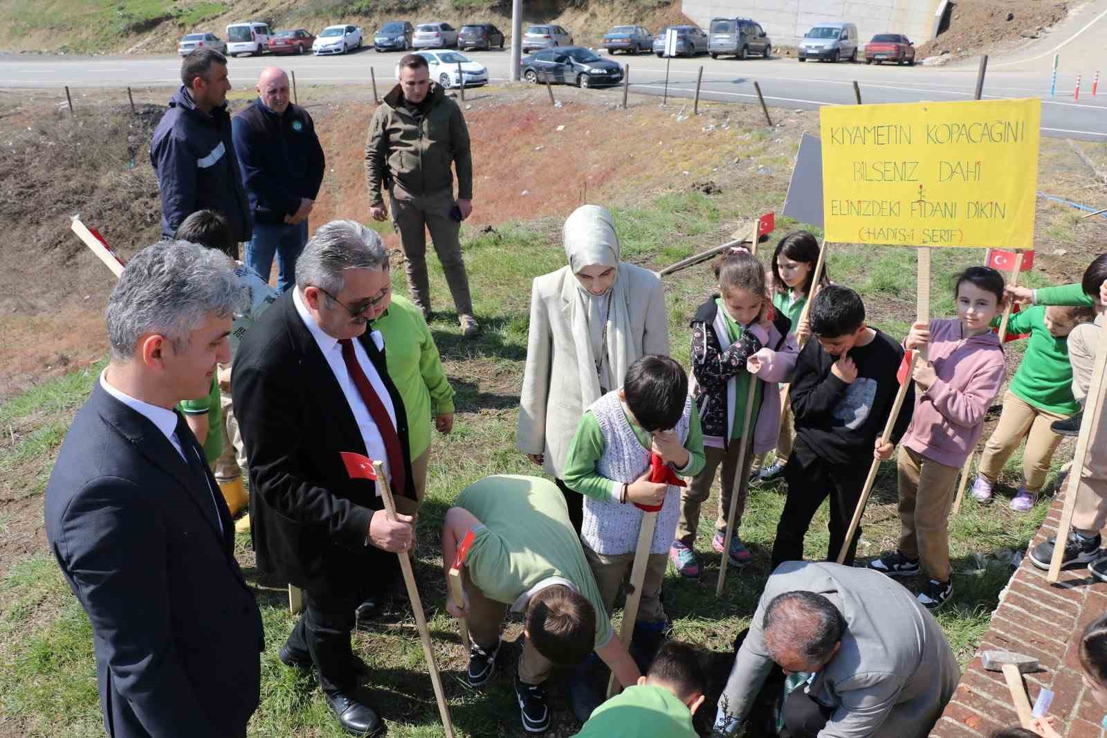 Cumayeri’nde fidanlar toprakla buluştu
Cumayeri’nde fidanlar toprakla buluştu