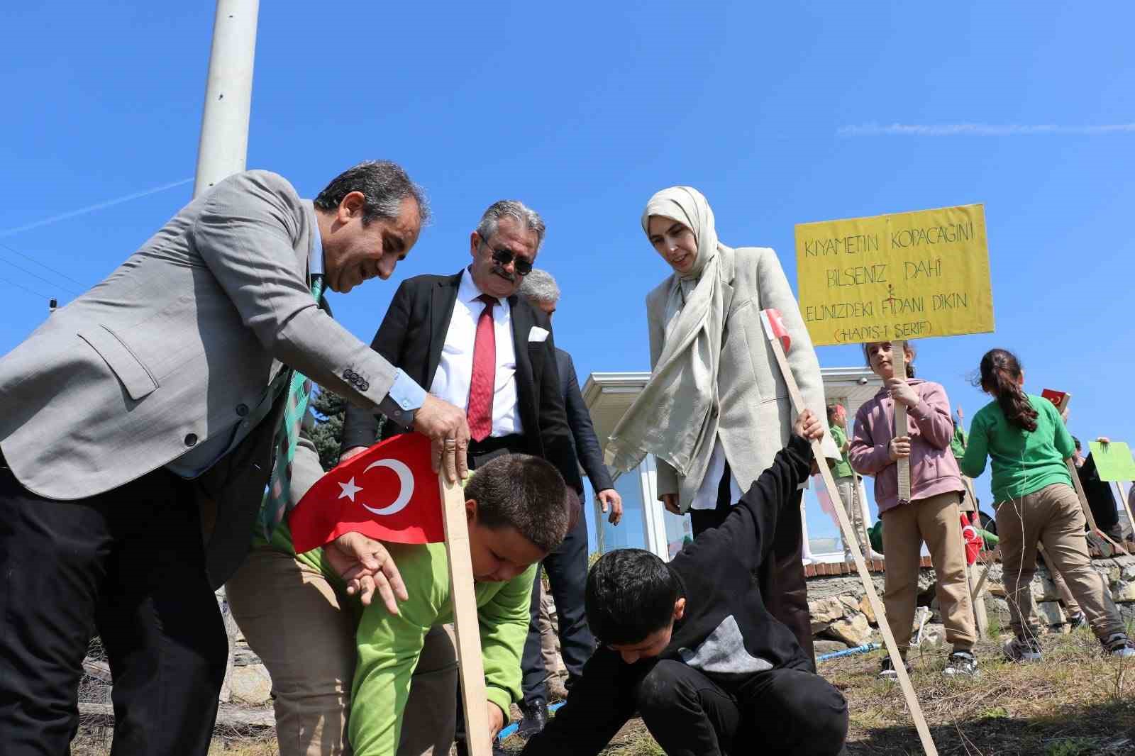Cumayeri’nde fidanlar toprakla buluştu
Cumayeri’nde fidanlar toprakla buluştu