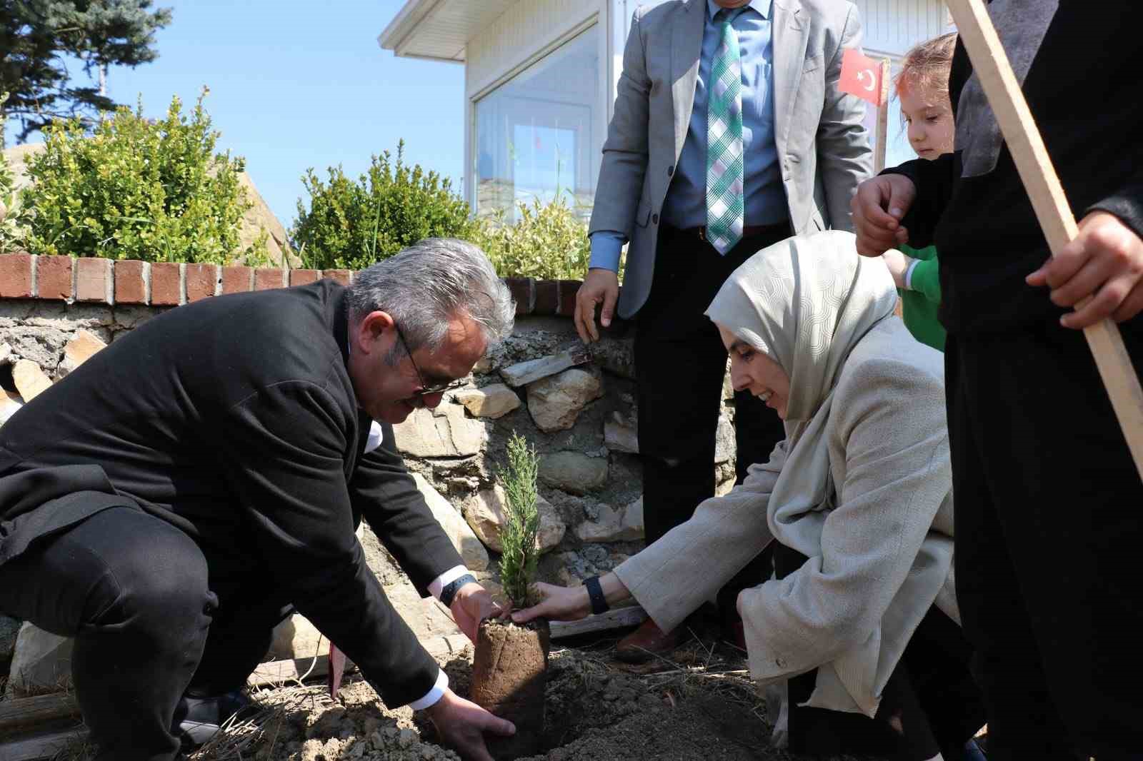 Cumayeri’nde fidanlar toprakla buluştu
Cumayeri’nde fidanlar toprakla buluştu