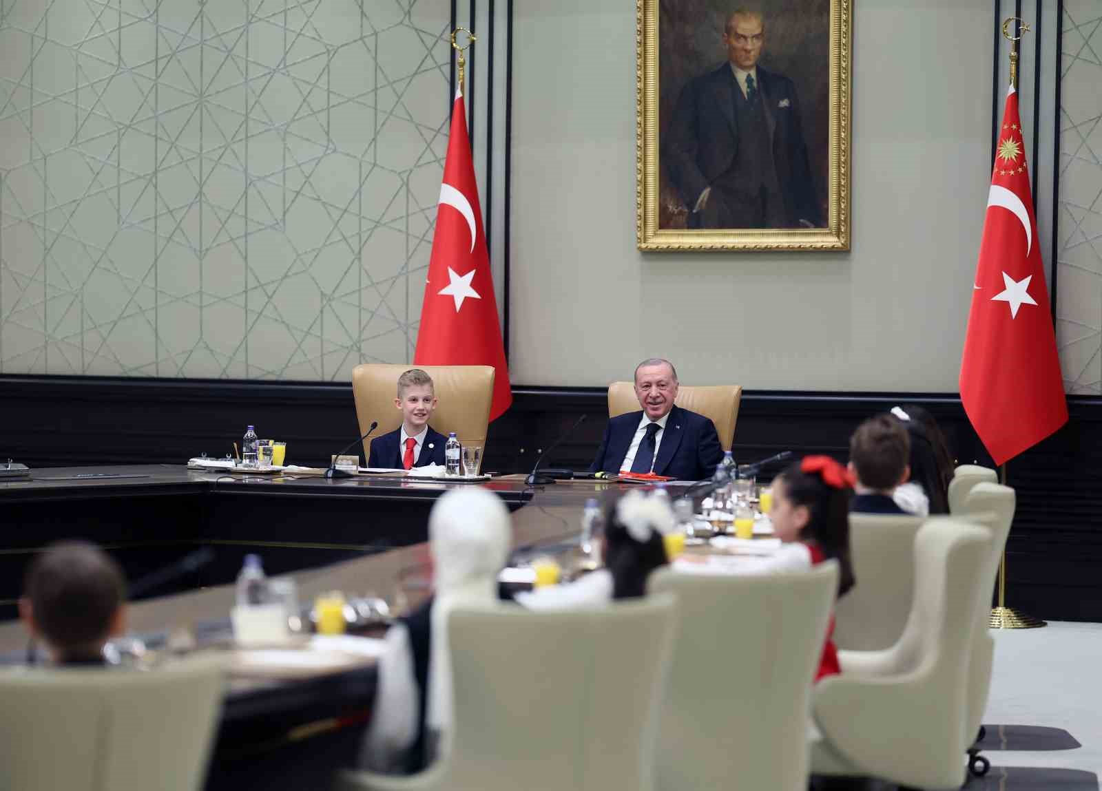 Cumhurbaşkanı Erdoğan, 23 Nisan’da koltuğunu Civan Boran’a devretti
