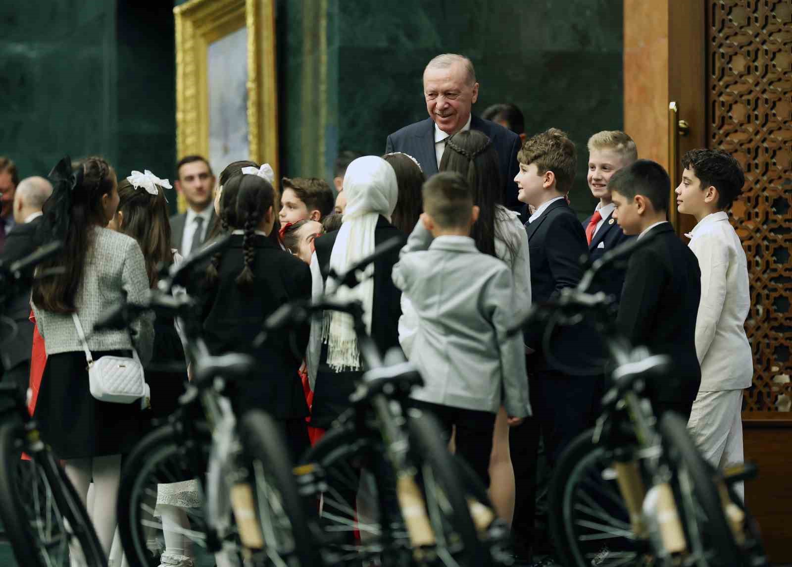 Cumhurbaşkanı Erdoğan, 23 Nisan’da koltuğunu Civan Boran’a devretti
