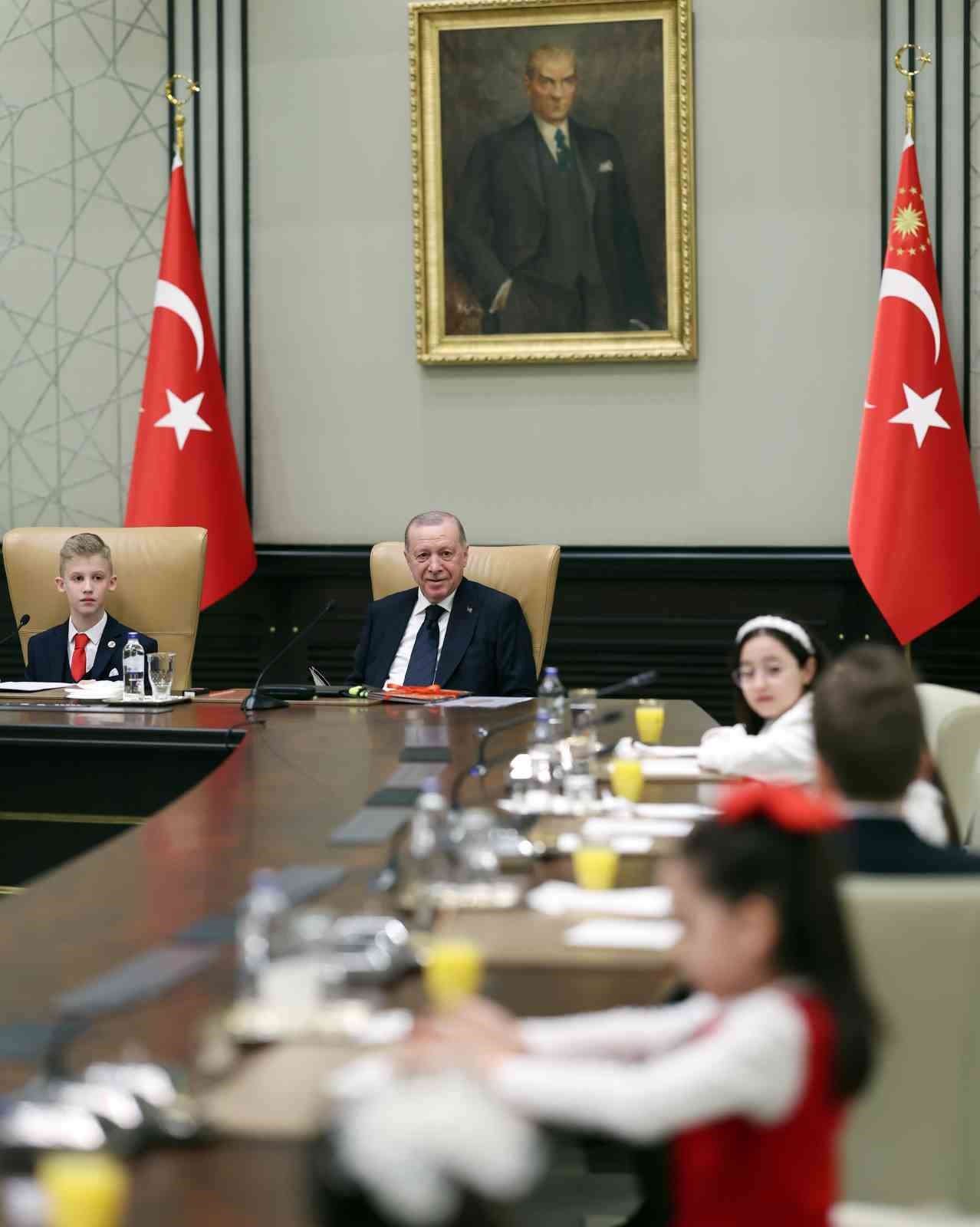 Cumhurbaşkanı Erdoğan, 23 Nisan’da koltuğunu Civan Boran’a devretti
