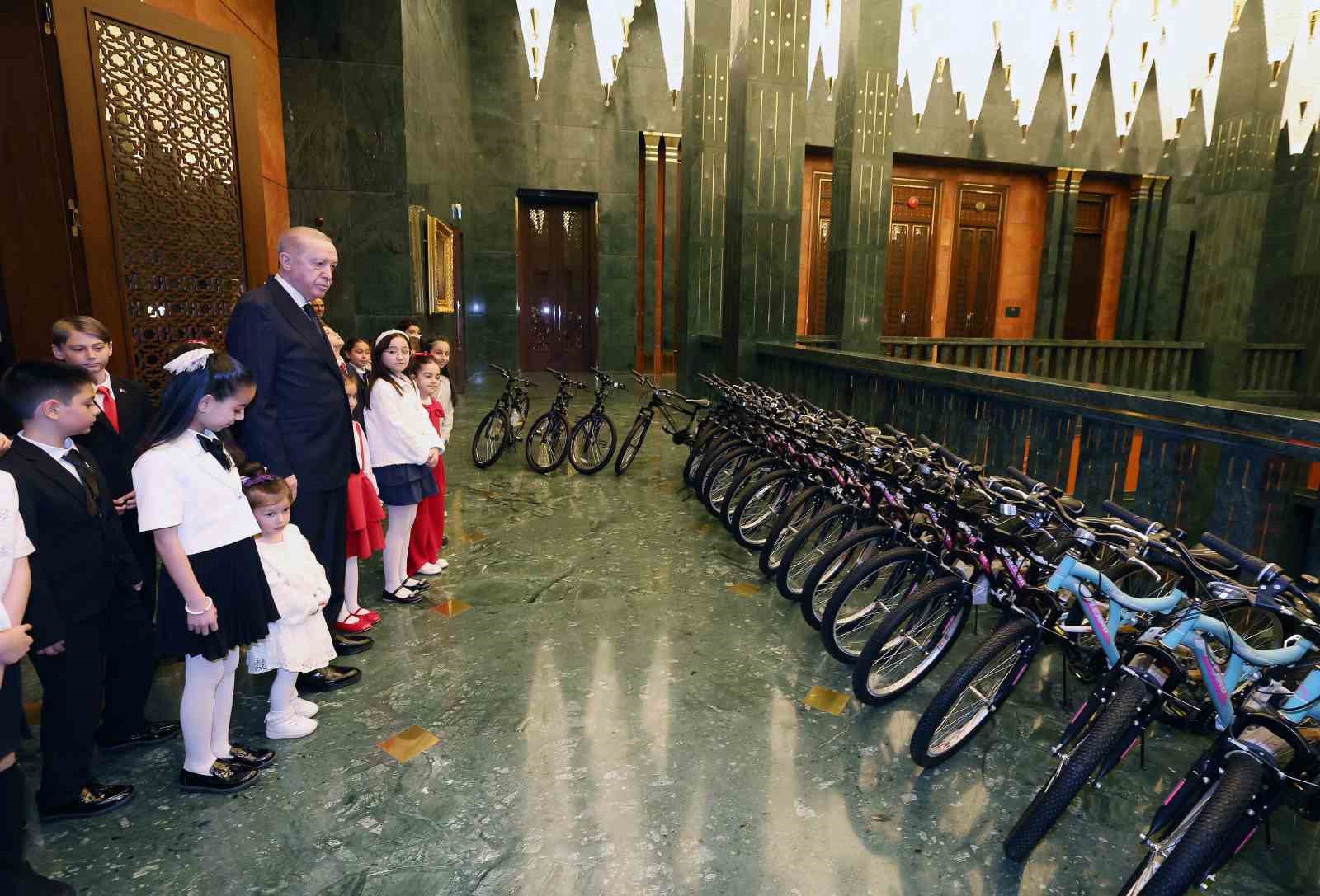 Cumhurbaşkanı Erdoğan, 23 Nisan’da koltuğunu Civan Boran’a devretti
