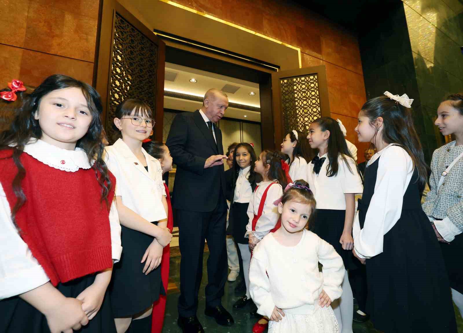 Cumhurbaşkanı Erdoğan, 23 Nisan’da koltuğunu Civan Boran’a devretti
