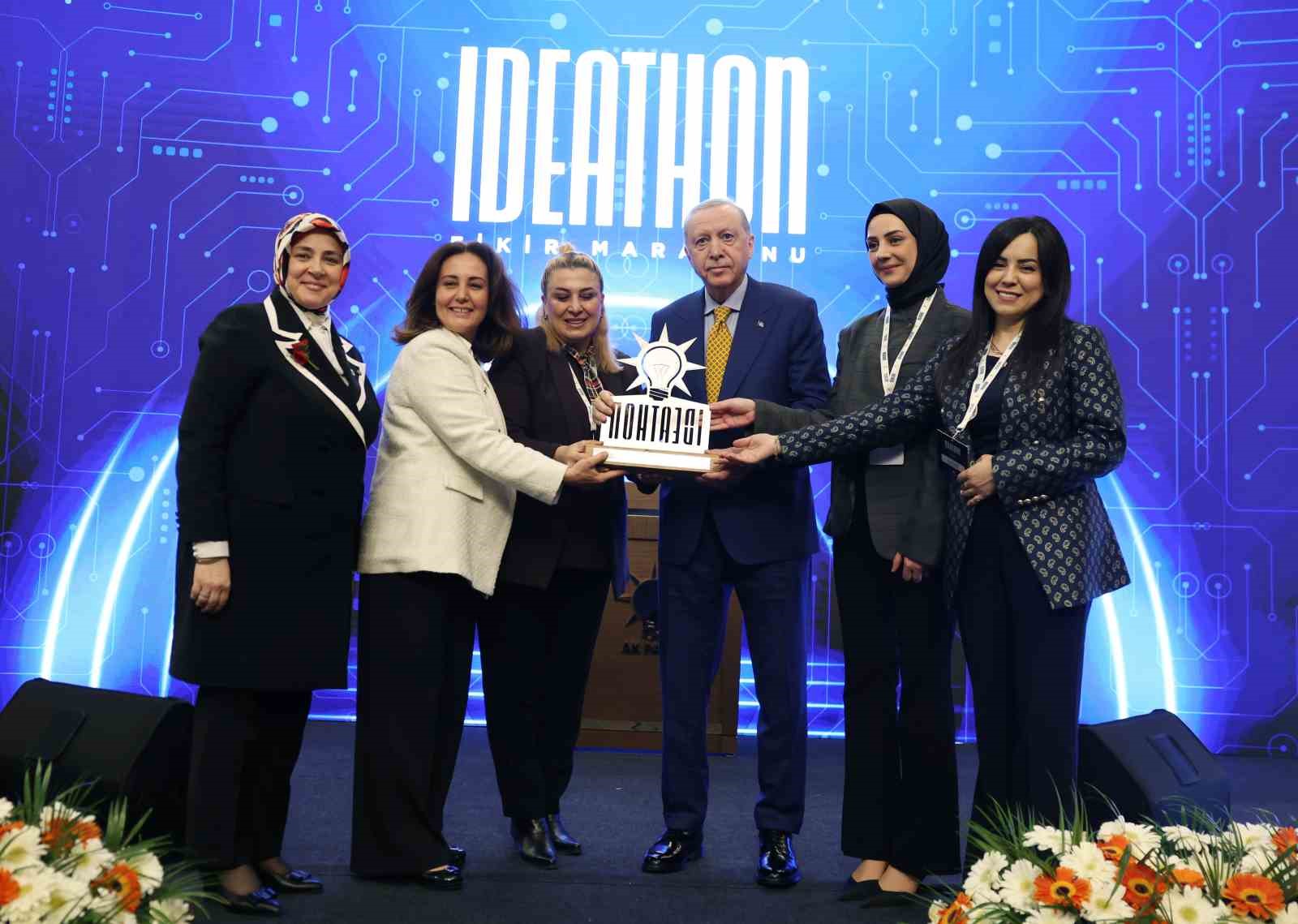 Cumhurbaşkanı Erdoğan: "Ailevi değerlerin muhafazasını bir milli güvenlik ve beka meselesi olarak görüyoruz"
