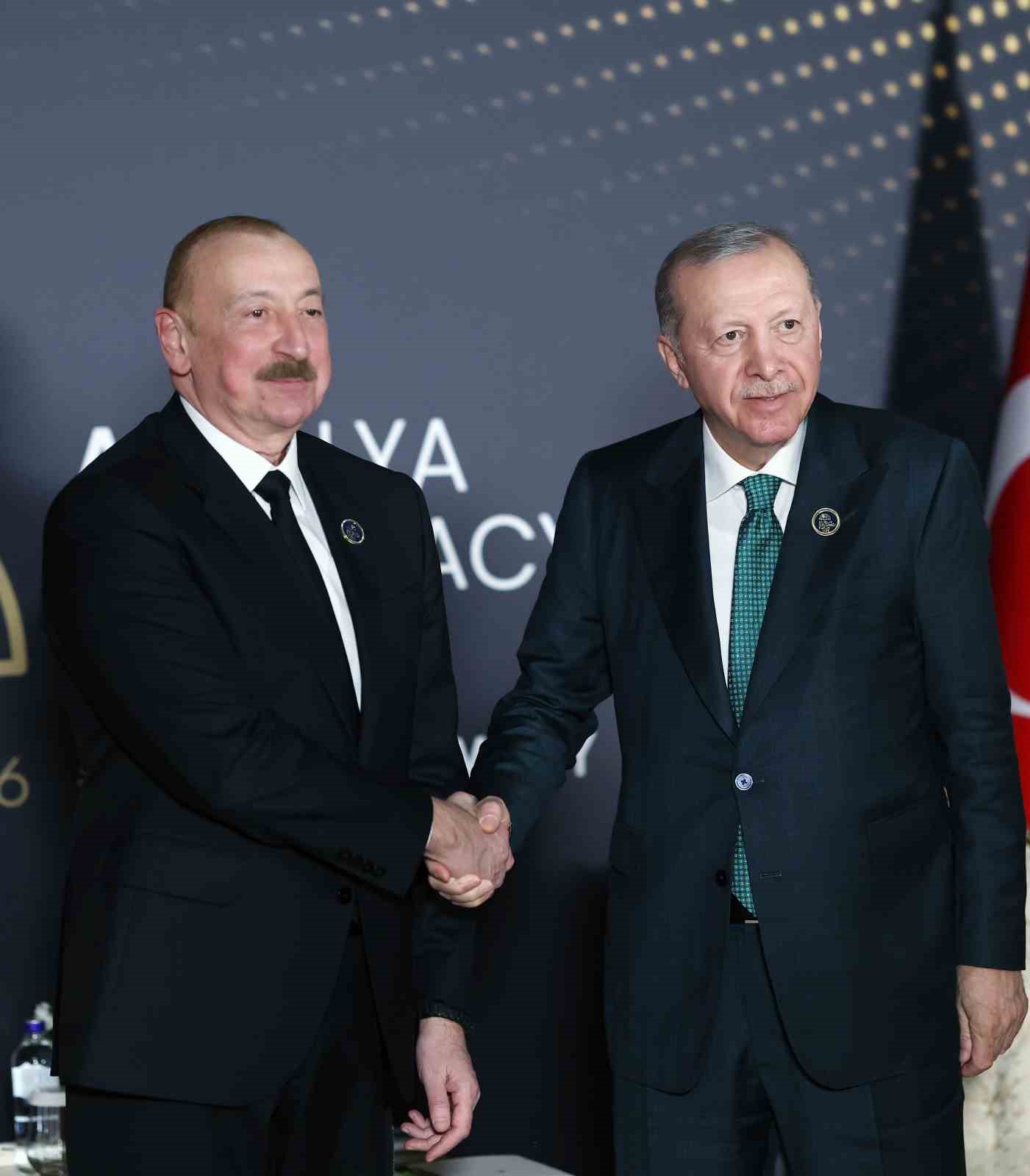 Cumhurbaşkanı Erdoğan, Azerbaycan Cumhurbaşkanı Aliyev ile bir araya geldi
