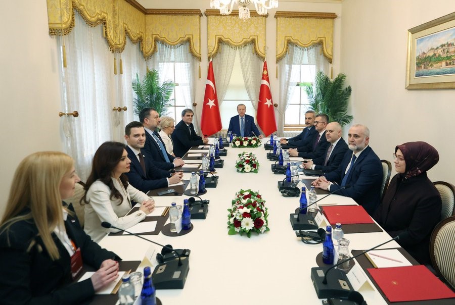 Cumhurbaşkanı Erdoğan, Balkan Barış Platformu üyelerini kabul etti
Cumhurbaşkanı Erdoğan, Balkan Barış Platformu üyelerini kabul etti