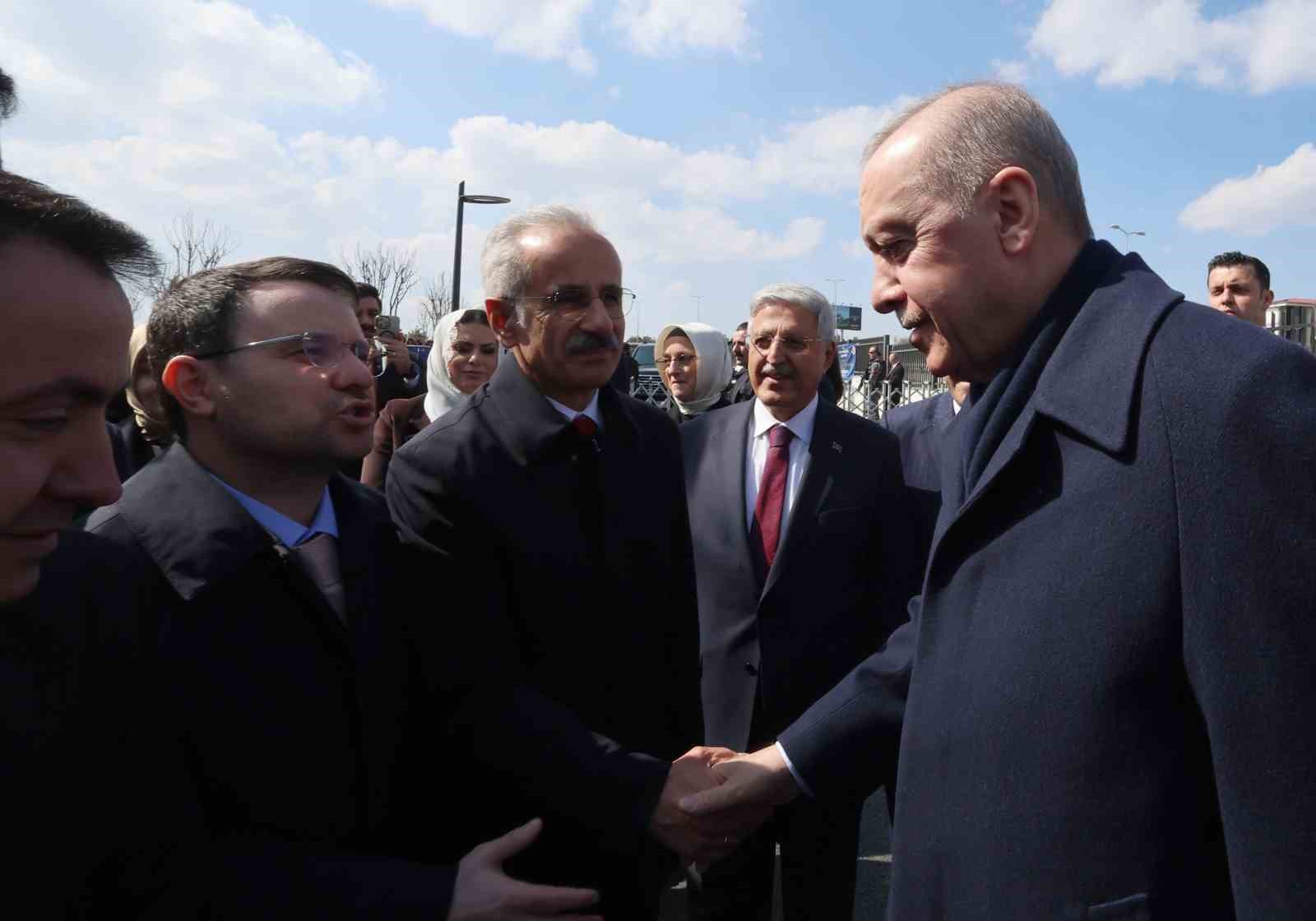 Cumhurbaşkanı Erdoğan: "Birileri bizi ruh köklerimizden koparmak istese de milli ve manevi kimliğimize sahip çıkmaya devam edeceğiz"
