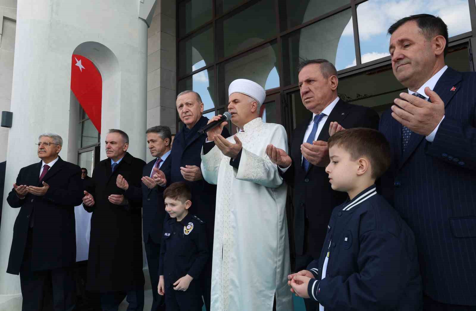 Cumhurbaşkanı Erdoğan: "Birileri bizi ruh köklerimizden koparmak istese de milli ve manevi kimliğimize sahip çıkmaya devam edeceğiz"
