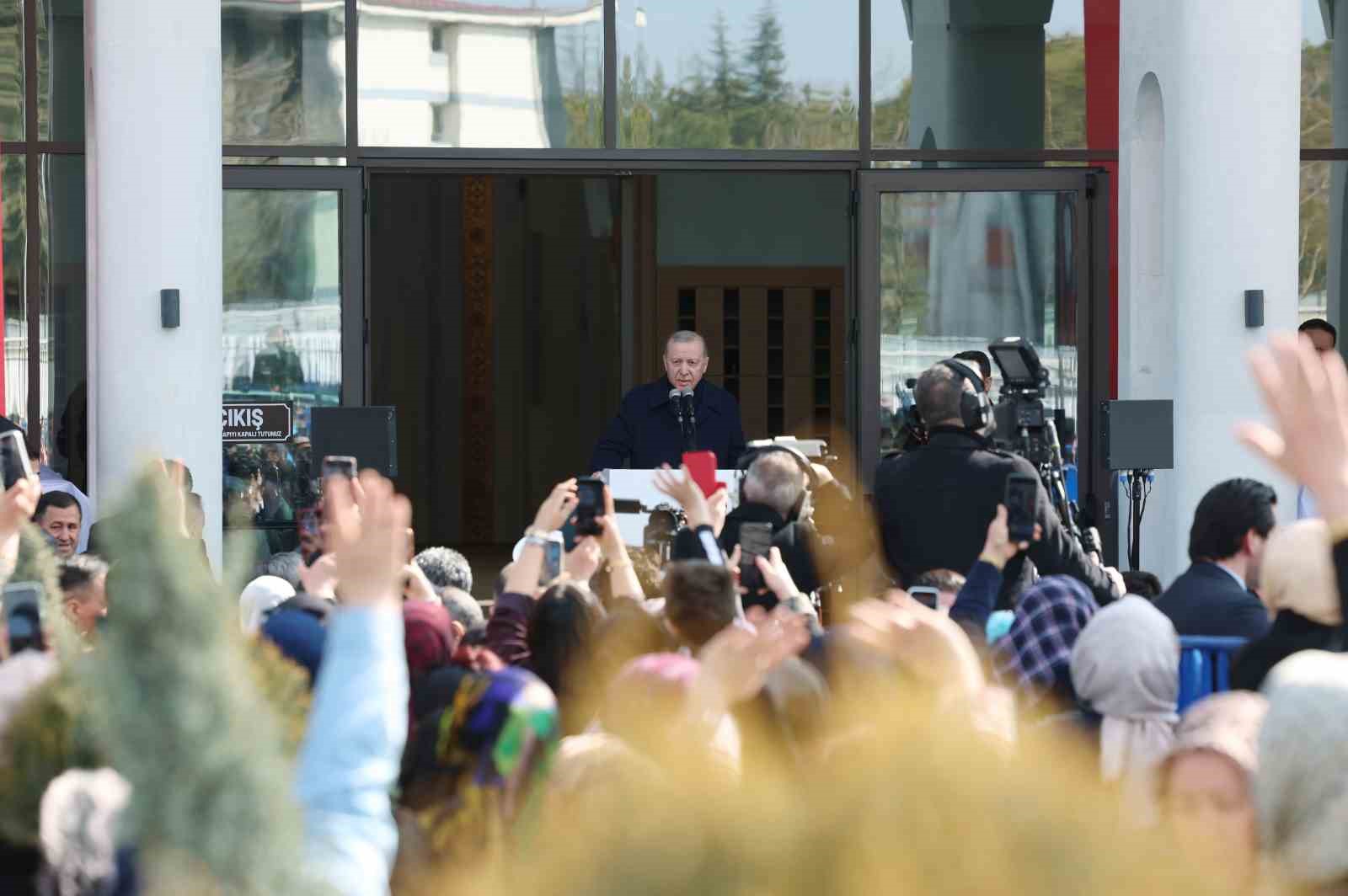 Cumhurbaşkanı Erdoğan: "Birileri bizi ruh köklerimizden koparmak istese de milli ve manevi kimliğimize sahip çıkmaya devam edeceğiz"
