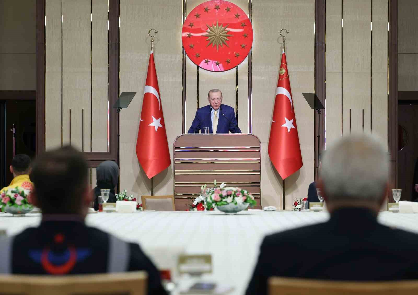 Cumhurbaşkanı Erdoğan: "Biz toplumun her kesiminin hak ve özgürlüklerini genişletmeye odaklanıyoruz"
Cumhurbaşkanı Erdoğan: "Biz toplumun her kesiminin hak ve özgürlüklerini genişletmeye odaklanıyoruz"