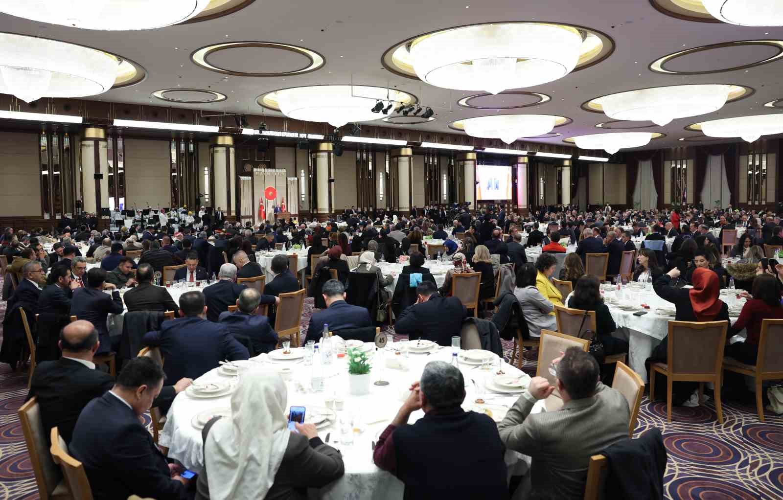 Cumhurbaşkanı Erdoğan: "Biz toplumun her kesiminin hak ve özgürlüklerini genişletmeye odaklanıyoruz"
Cumhurbaşkanı Erdoğan: "Biz toplumun her kesiminin hak ve özgürlüklerini genişletmeye odaklanıyoruz"