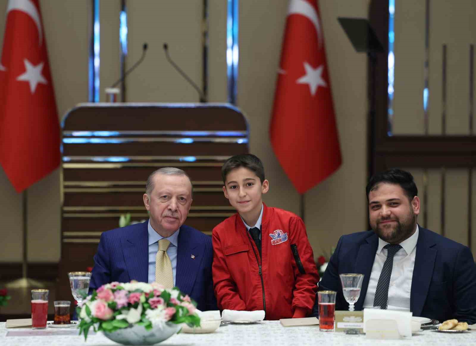 Cumhurbaşkanı Erdoğan: "Biz toplumun her kesiminin hak ve özgürlüklerini genişletmeye odaklanıyoruz"
Cumhurbaşkanı Erdoğan: "Biz toplumun her kesiminin hak ve özgürlüklerini genişletmeye odaklanıyoruz"