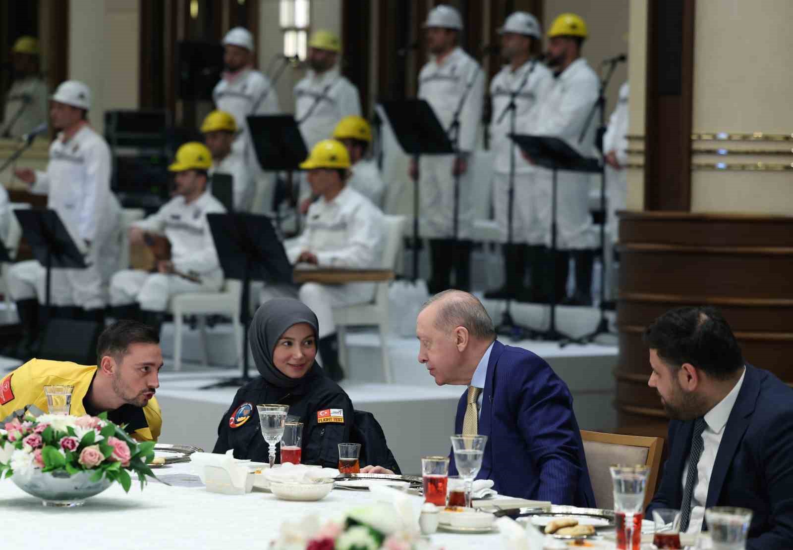 Cumhurbaşkanı Erdoğan: "Biz toplumun her kesiminin hak ve özgürlüklerini genişletmeye odaklanıyoruz"
Cumhurbaşkanı Erdoğan: "Biz toplumun her kesiminin hak ve özgürlüklerini genişletmeye odaklanıyoruz"