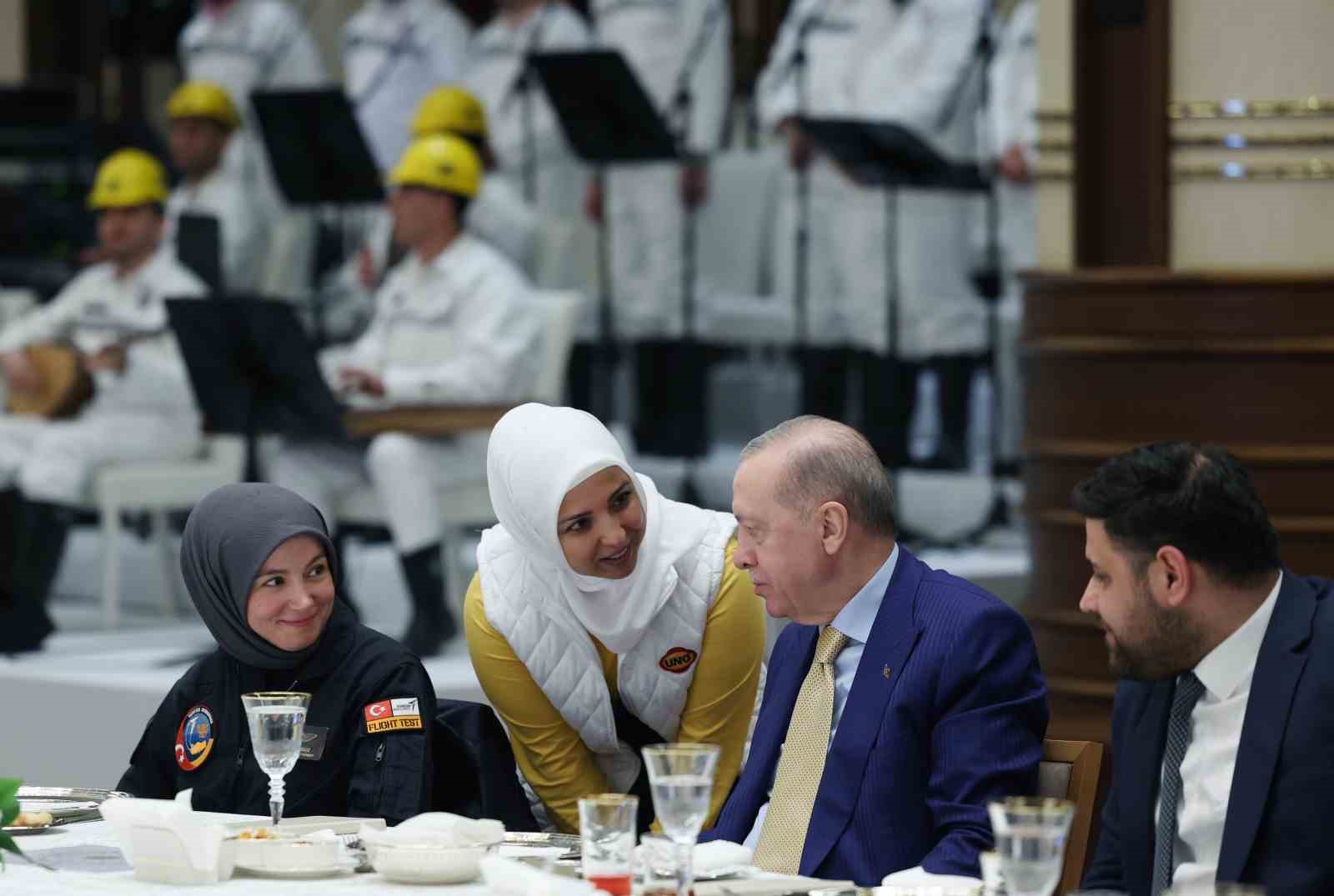 Cumhurbaşkanı Erdoğan: "Biz toplumun her kesiminin hak ve özgürlüklerini genişletmeye odaklanıyoruz"
Cumhurbaşkanı Erdoğan: "Biz toplumun her kesiminin hak ve özgürlüklerini genişletmeye odaklanıyoruz"