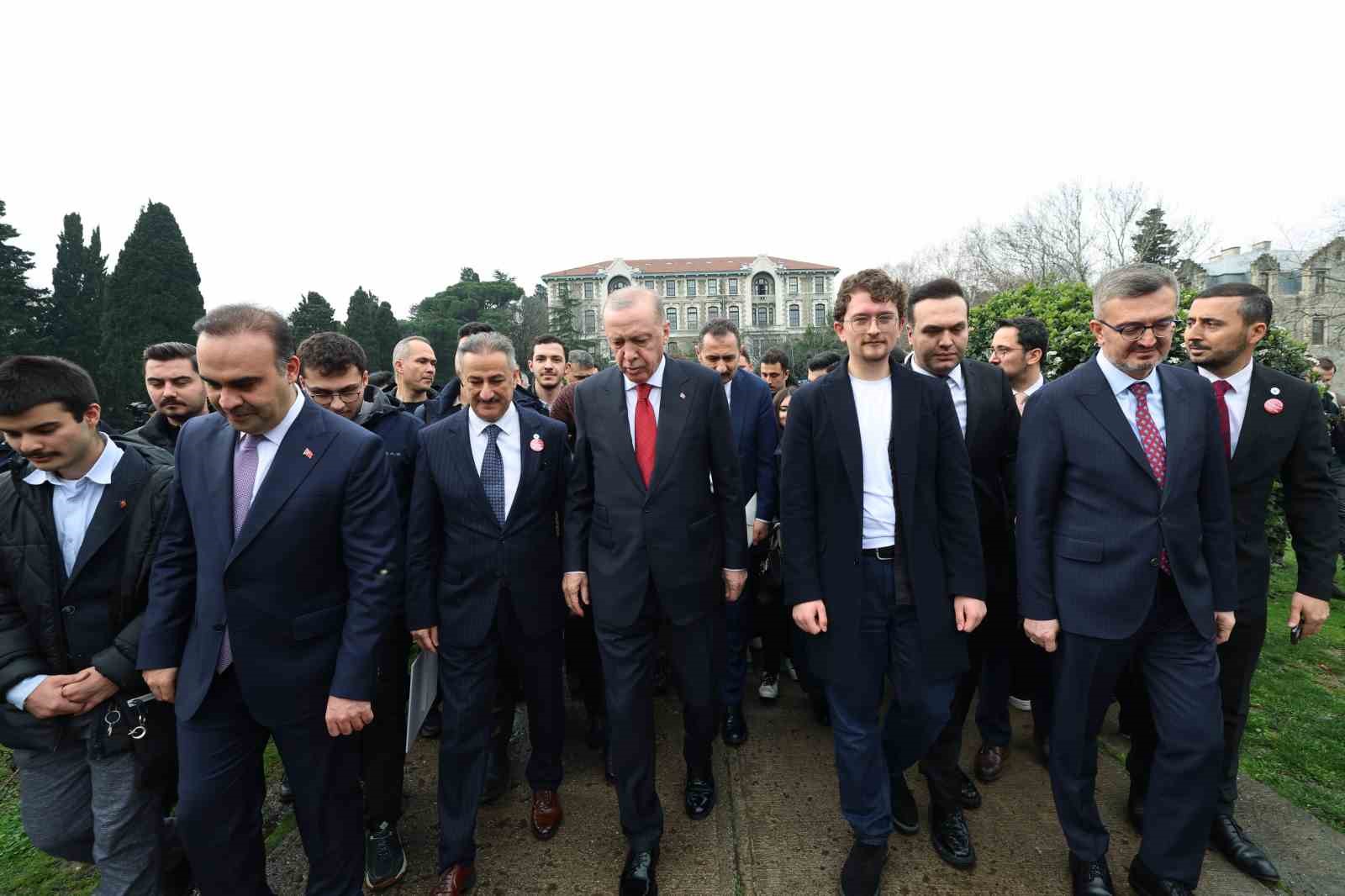 Cumhurbaşkanı Erdoğan, Boğaziçi Üniversiteli öğrencilerle kampüste yürüdü
