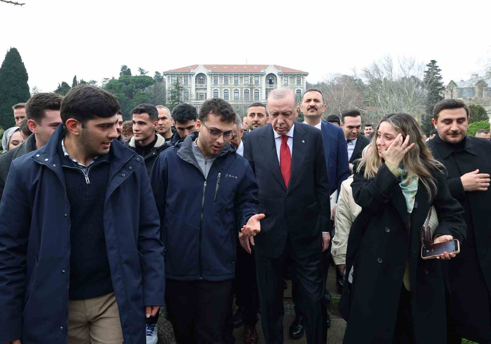 Cumhurbaşkanı Erdoğan, Boğaziçi Üniversiteli öğrencilerle kampüste yürüdü
