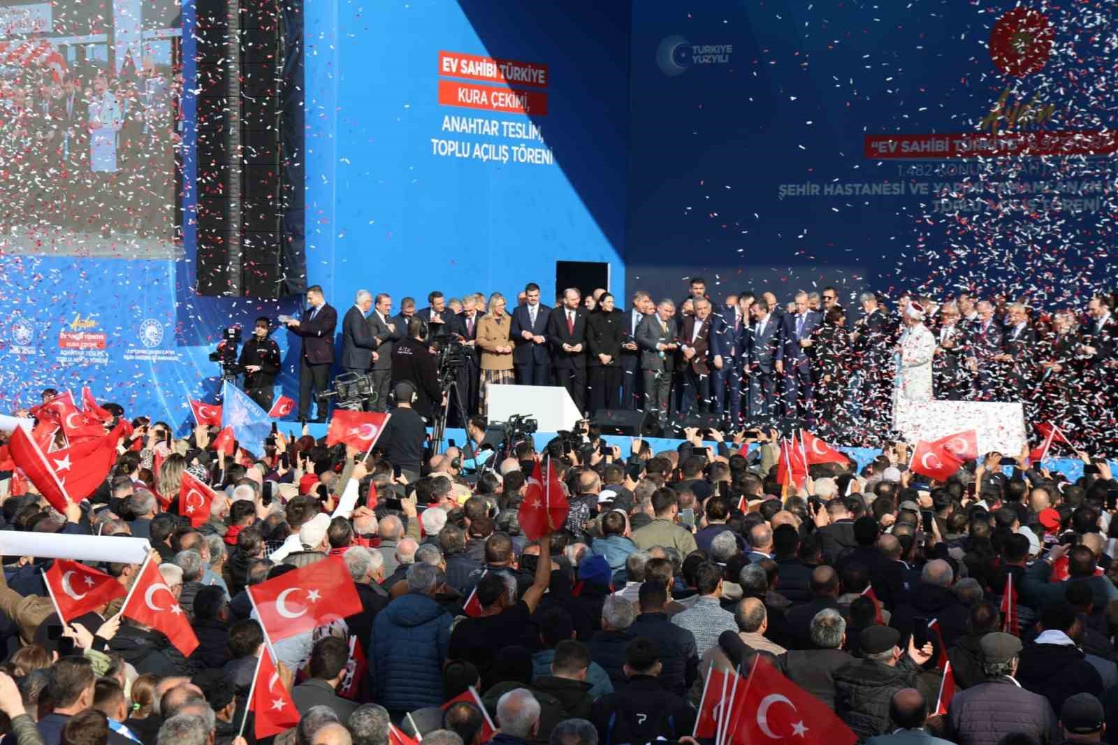 Cumhurbaşkanı Erdoğan: "Çıldır Havalimanı ticari uçuşlara açacağız"
Cumhurbaşkanı Erdoğan: "Çıldır Havalimanı ticari uçuşlara açacağız"