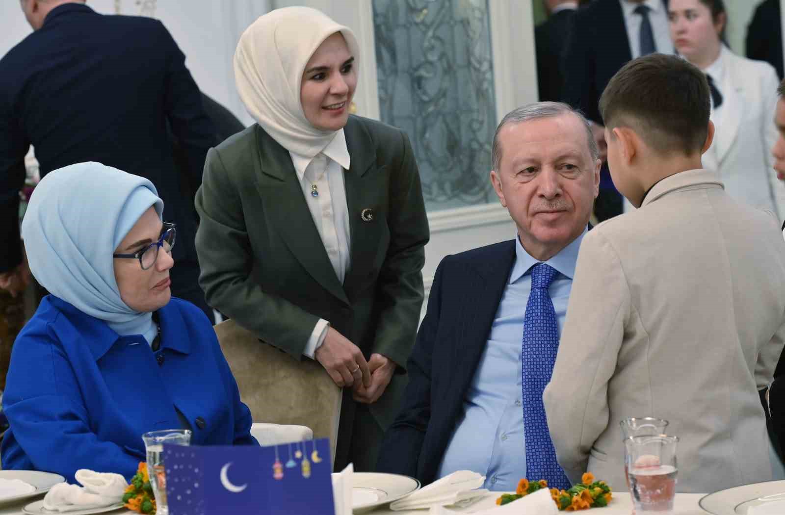 Cumhurbaşkanı Erdoğan, devlet himayesindeki çocuklarla gönül sofrasında buluştu
