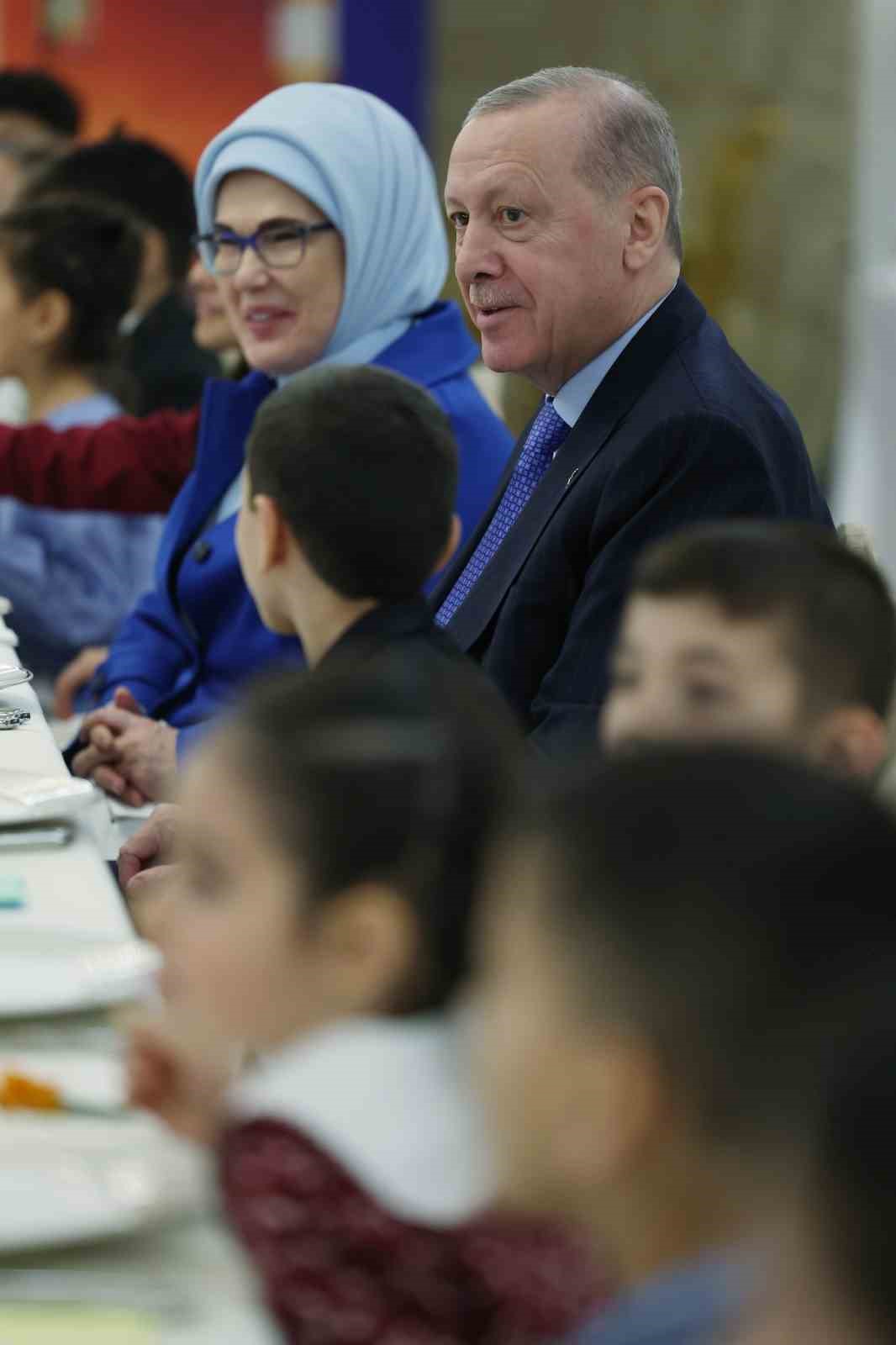 Cumhurbaşkanı Erdoğan, devlet himayesindeki çocuklarla gönül sofrasında buluştu
