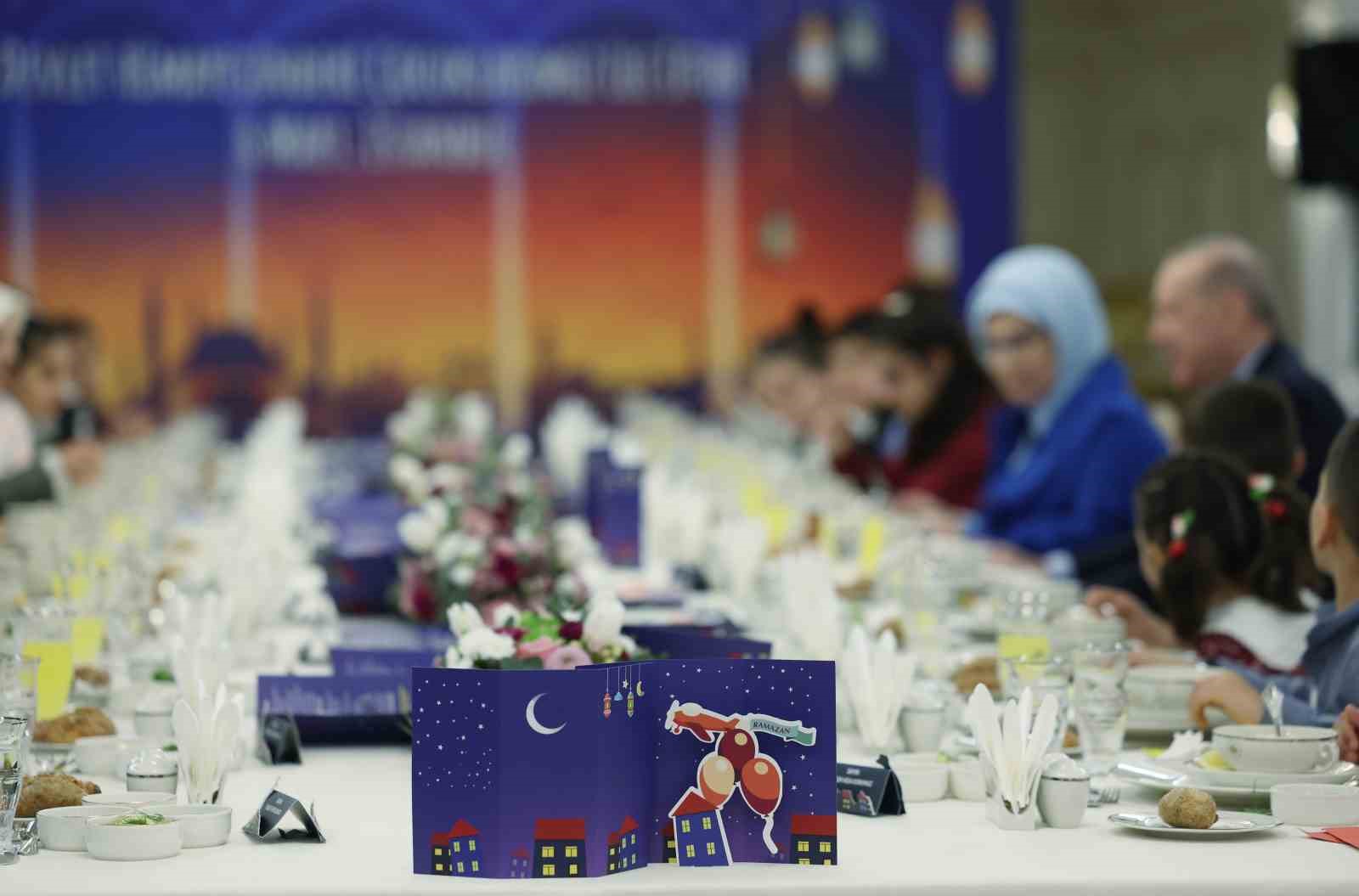 Cumhurbaşkanı Erdoğan, devlet himayesindeki çocuklarla gönül sofrasında buluştu
