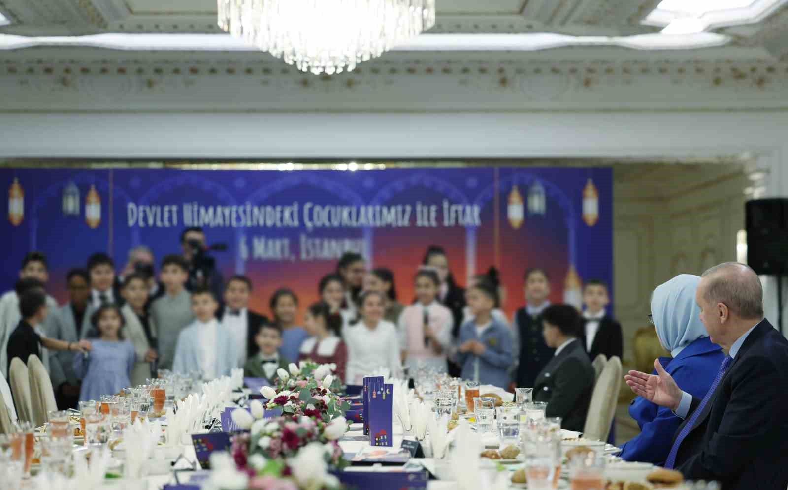 Cumhurbaşkanı Erdoğan, devlet himayesindeki çocuklarla gönül sofrasında buluştu
