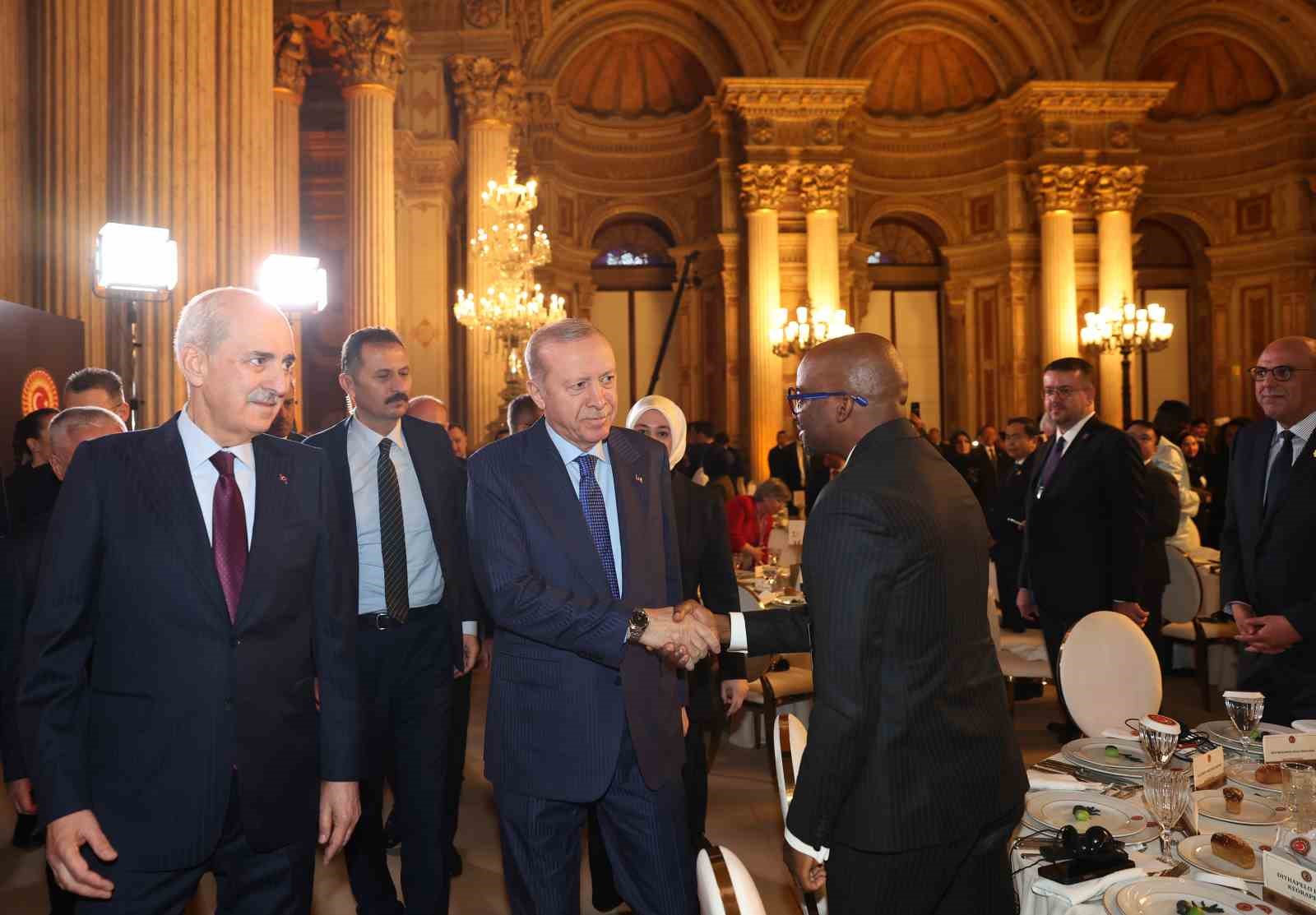 Cumhurbaşkanı Erdoğan: "Diplomasi ve müzakerenin yerini füze ve bombaların aldığı böyle bir ortamda kimse güvende değildir"
Cumhurbaşkanı Erdoğan: "Diplomasi ve müzakerenin yerini füze ve bombaların aldığı böyle bir ortamda kimse güvende değildir"