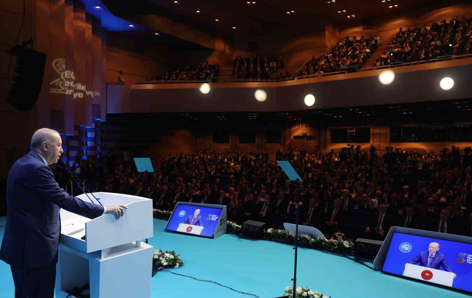 Cumhurbaşkanı Erdoğan "Dünyamız teknolojinin ve yapay zekanın öncülüğünü yaptığı keskin bir dönüşüm sürecinden geçiyor"
